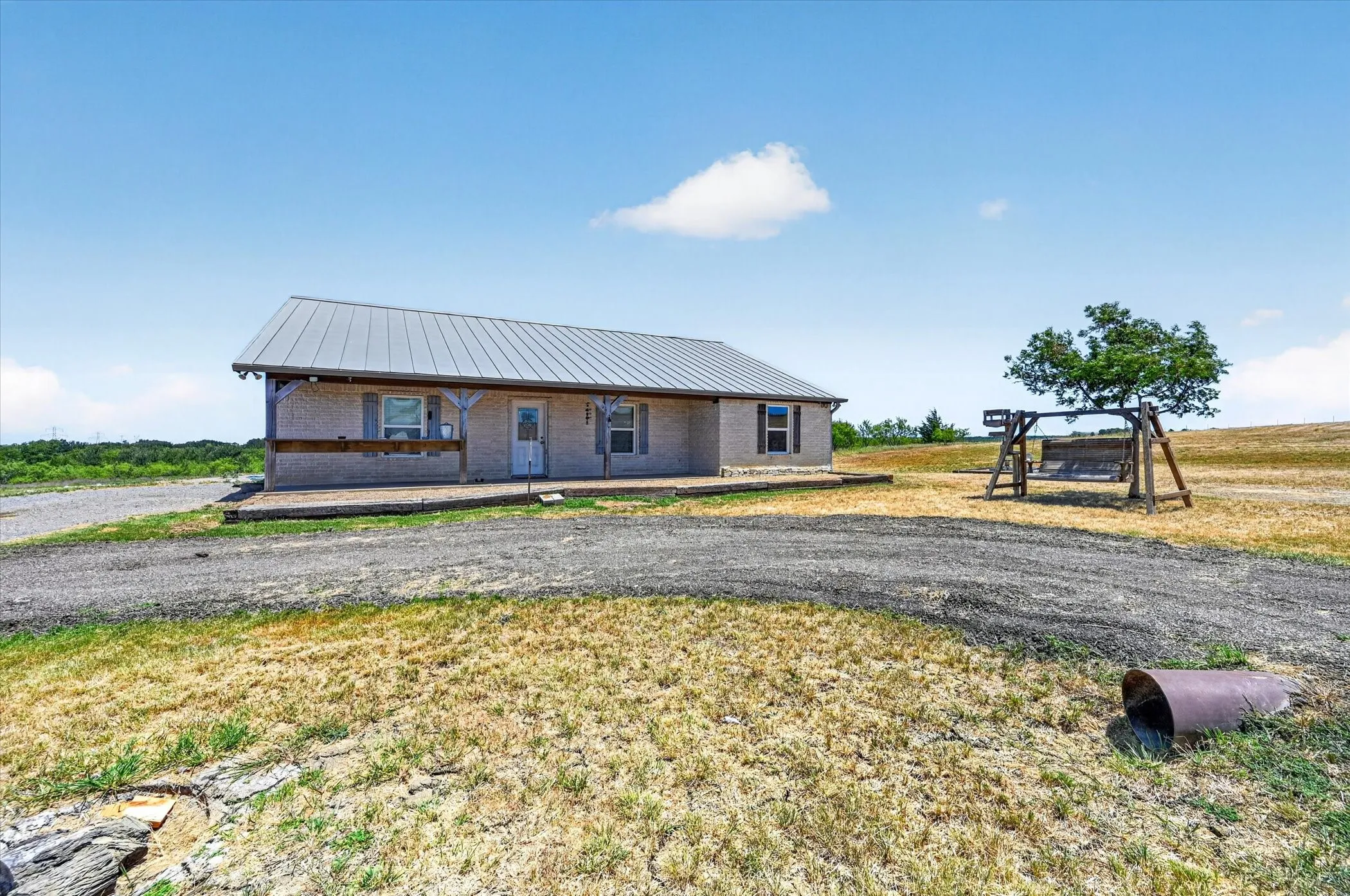 Single Family Residence For Sale in Ellis County , 901 Marion Road, Venus, Texas 76084, 3 Bedroom, 2 Bathroom, Garage spaces, 1,880 Sqft, built in 2004, mls#21313253, Real Estate Agent in Venus, Homes For Sale in Ellis county, Homes For Sale in Venus, Realtor in Venus Texas, Real Estate Brokerage Independent Realty Texas, Luminita Cordes Realtor