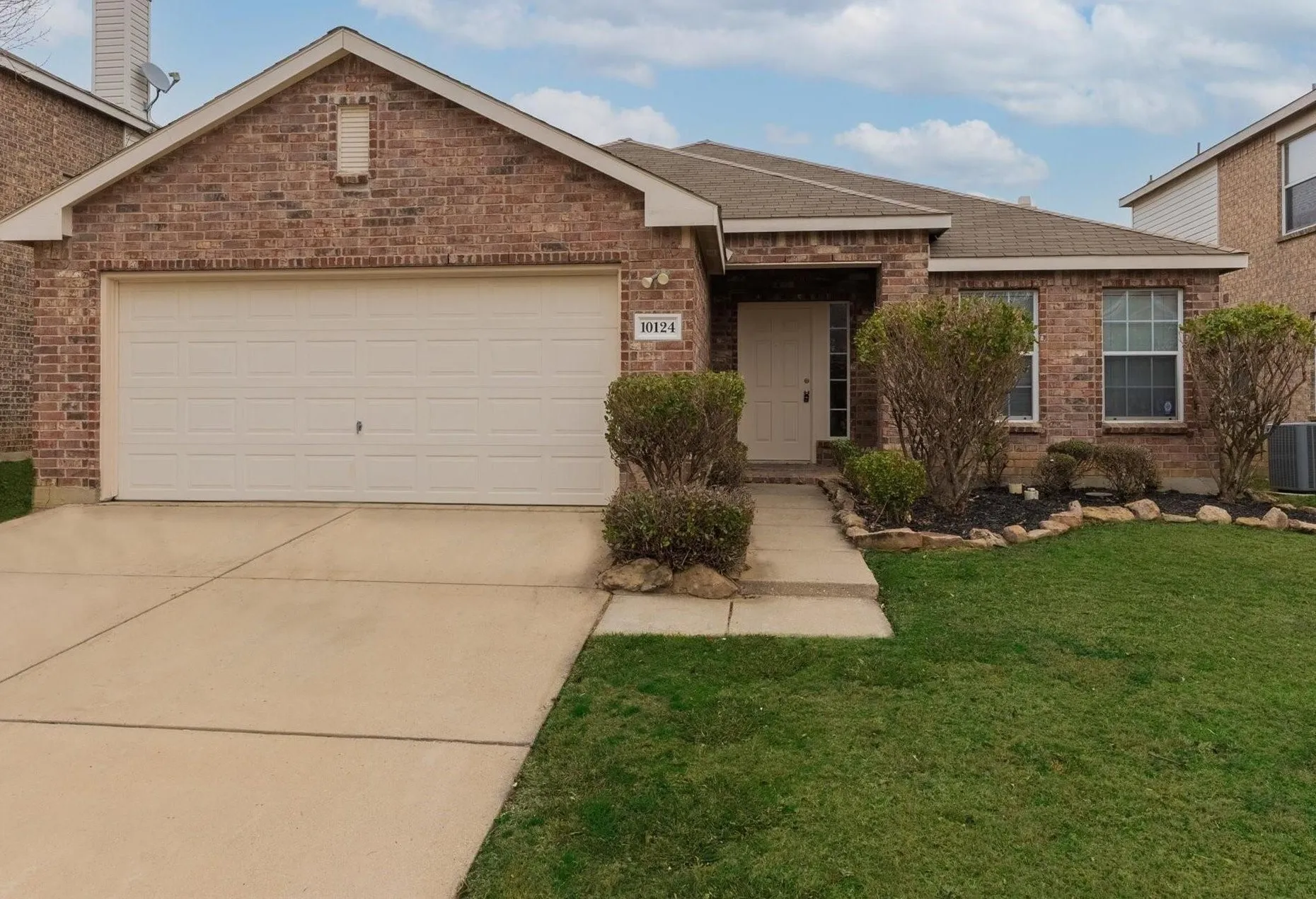 Single Family Residence For Rent in Tarrant County , 10124 Pear Street, Fort Worth, Texas 76244, 4 Bedroom, 2 Bathroom, 2 Garage spaces, 1,890 Sqft, built in 2004, Price $2,575, mls#21328864, Real Estate Agent in Fort Worth, Homes For Rent in Tarrant county, Homes For Rent in Fort Worth, Realtor in Fort Worth Texas, Real Estate Brokerage Independent Realty Texas, Luminita Cordes Realtor