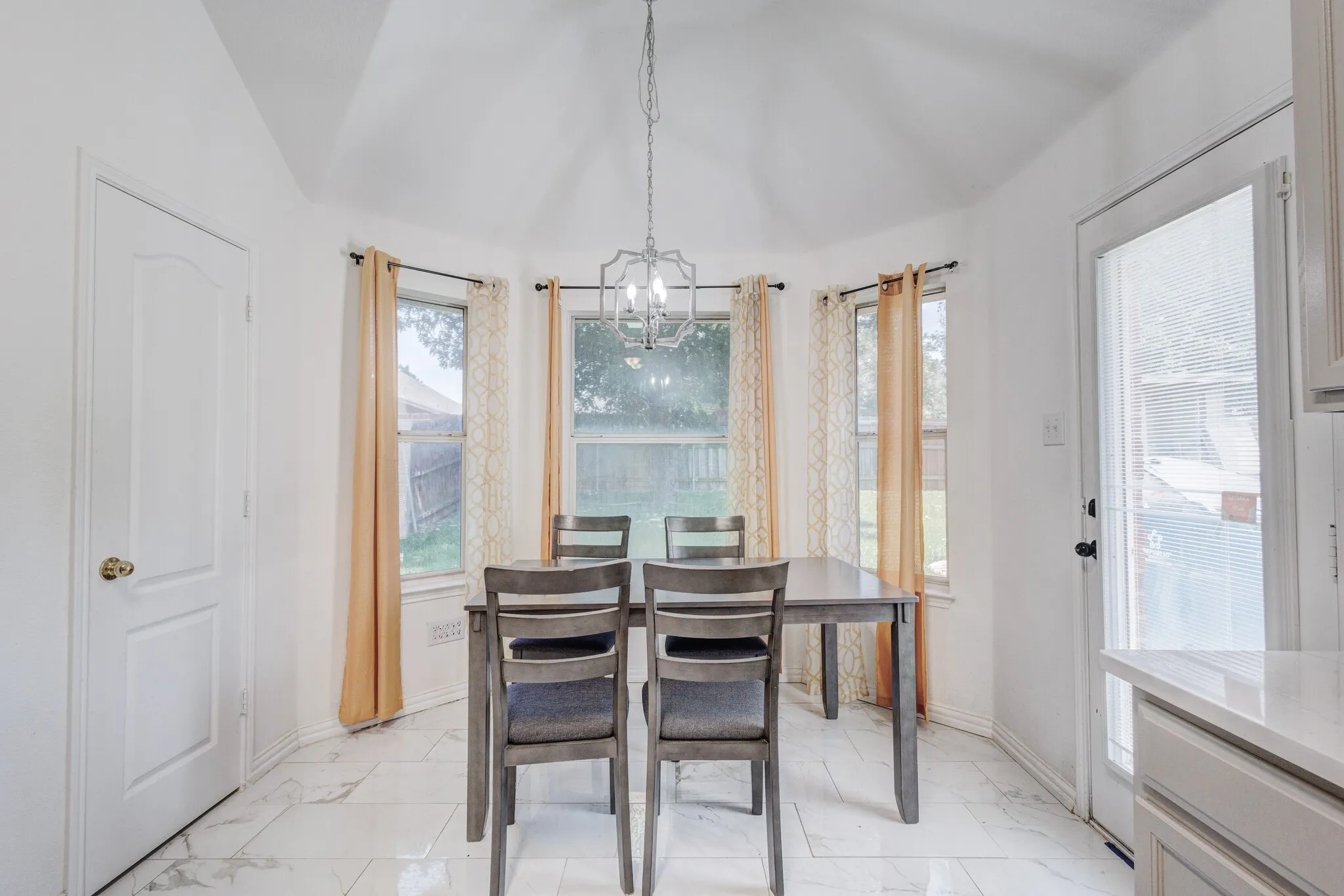 Single Family Residence For Sale in Dallas County , 10718 J A Forster Drive, Rowlett, Texas 75089, 3 Bedroom, 2 Bathroom, 2 Garage spaces, 1,746 Sqft, built in 2002, mls#21322658, Real Estate Agent in Rowlett, Homes For Sale in Dallas county, Homes For Sale in Rowlett, Realtor in Rowlett Texas, Real Estate Brokerage Independent Realty Texas, Luminita Cordes Realtor