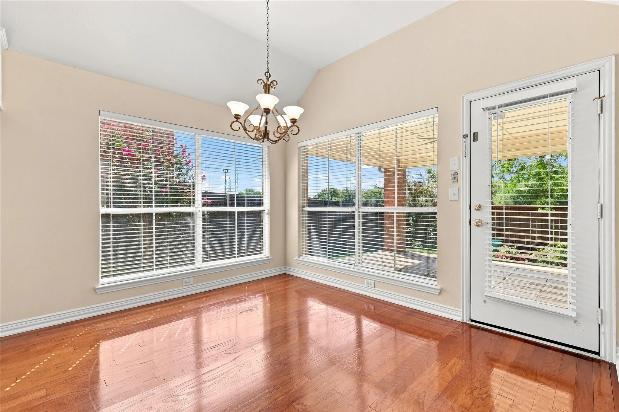 Single Family Residence For Sale in Dallas County , 951 Mallard Drive, Coppell, Texas 75019, 4 Bedroom, 3 Bathroom, 3 Garage spaces, 3,128 Sqft, built in 1997, mls#21327691, Real Estate Agent in Coppell, Homes For Sale in Dallas county, Homes For Sale in Coppell, Realtor in Coppell Texas, Real Estate Brokerage Independent Realty Texas, Luminita Cordes Realtor