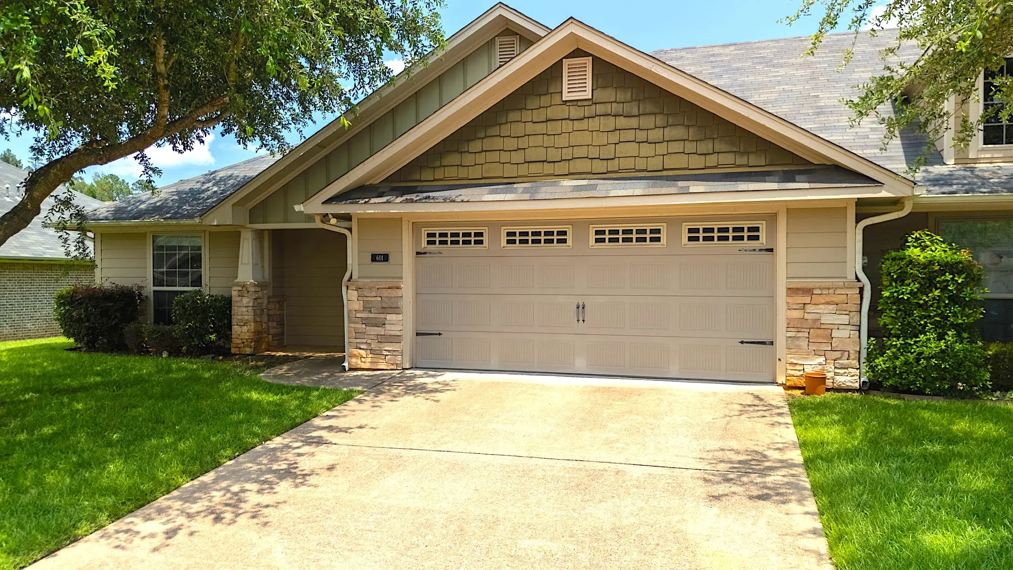 Condominium For Sale in Smith County , 421 W Cumberland Road 601, Tyler, Texas 75703, 2 Bedroom, 2 Bathroom, 2 Garage spaces, 1,379 Sqft, built in 2009, mls#21328879, Real Estate Agent in Tyler, Homes For Sale in Smith county, Homes For Sale in Tyler, Realtor in Tyler Texas, Real Estate Brokerage Independent Realty Texas, Luminita Cordes Realtor