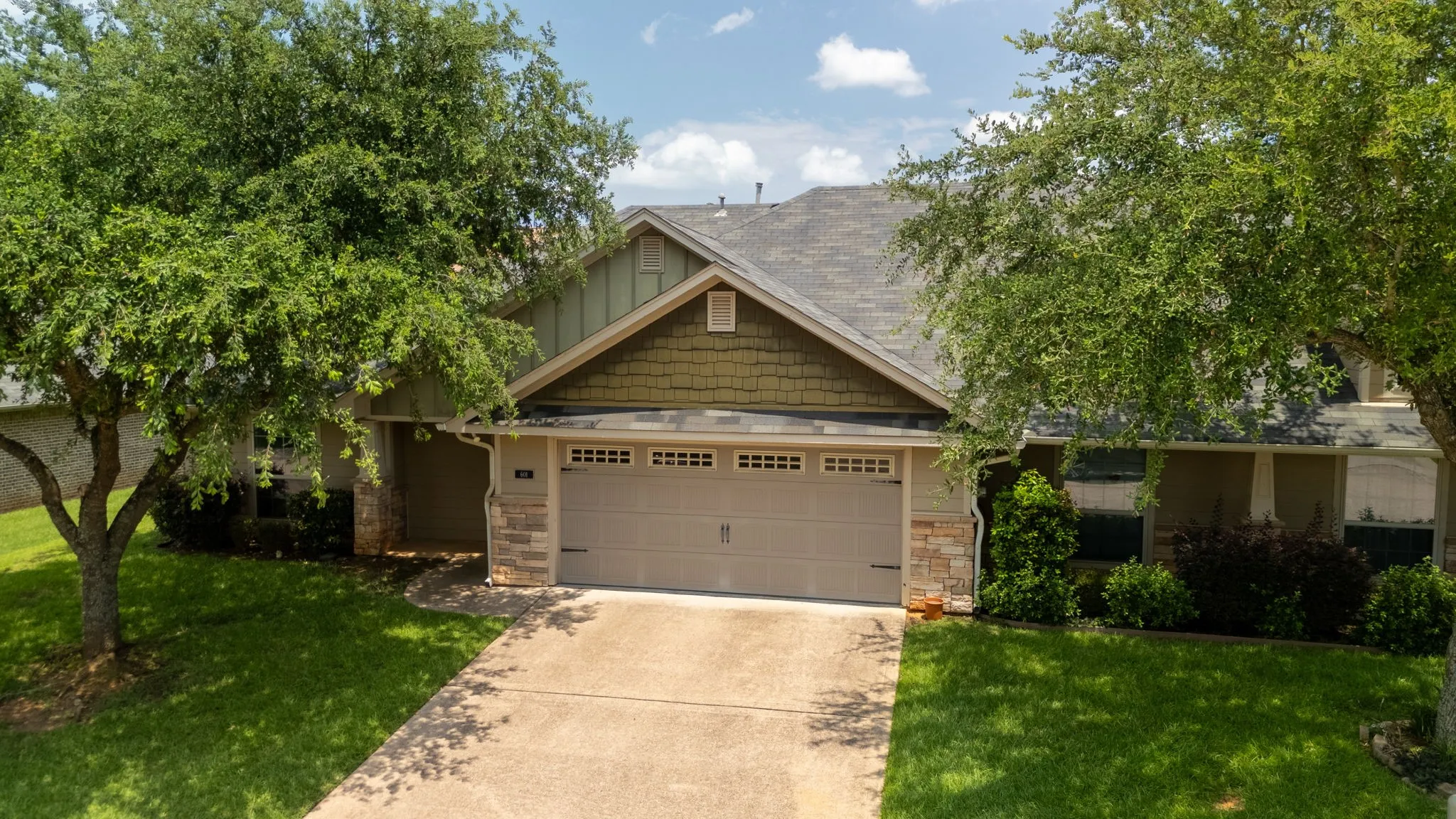 Condominium For Sale in Smith County , 421 W Cumberland Road 601, Tyler, Texas 75703, 2 Bedroom, 2 Bathroom, 2 Garage spaces, 1,379 Sqft, built in 2009, mls#21328879, Real Estate Agent in Tyler, Homes For Sale in Smith county, Homes For Sale in Tyler, Realtor in Tyler Texas, Real Estate Brokerage Independent Realty Texas, Luminita Cordes Realtor