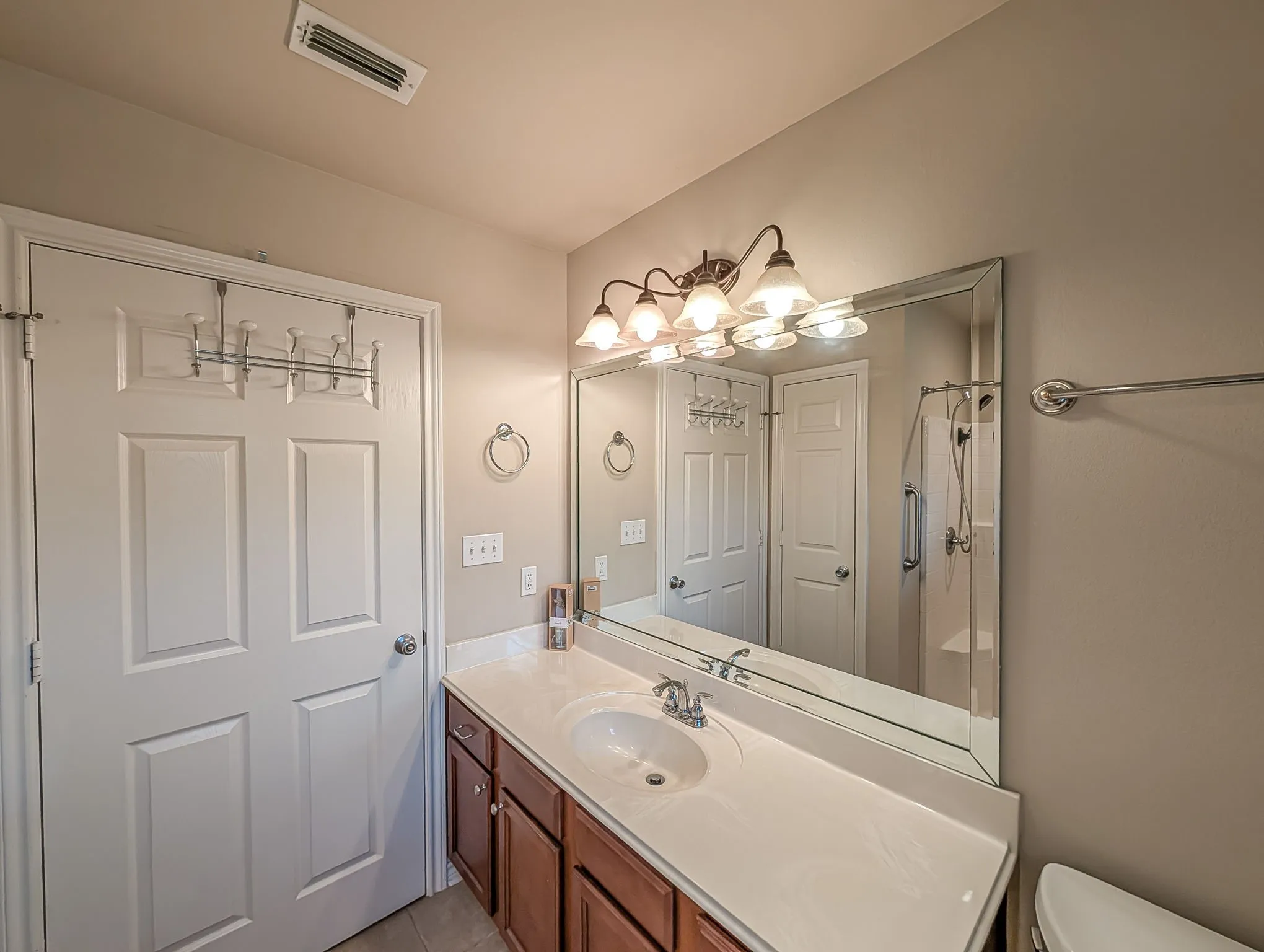 Condominium For Sale in Smith County , 421 W Cumberland Road 601, Tyler, Texas 75703, 2 Bedroom, 2 Bathroom, 2 Garage spaces, 1,379 Sqft, built in 2009, mls#21328879, Real Estate Agent in Tyler, Homes For Sale in Smith county, Homes For Sale in Tyler, Realtor in Tyler Texas, Real Estate Brokerage Independent Realty Texas, Luminita Cordes Realtor