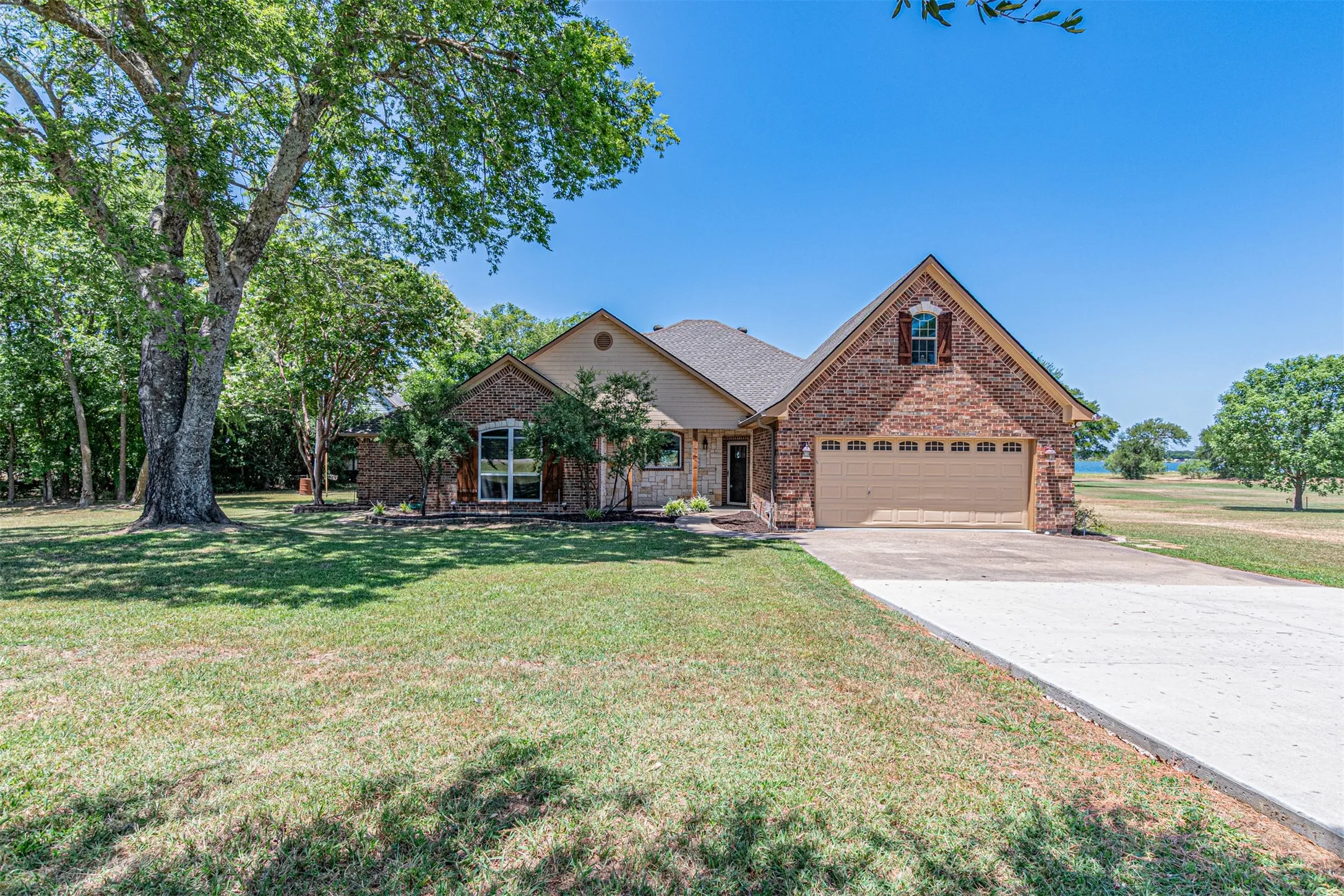 Single Family Residence For Sale in Rains County , 132 Seminole Trail, East Tawakoni, Texas 75472, 4 Bedroom, 3 Bathroom, 2 Garage spaces, 2,212 Sqft, built in 2004, mls#21328479, Real Estate Agent in East Tawakoni, Homes For Sale in Rains county, Homes For Sale in East Tawakoni, Realtor in East Tawakoni Texas, Real Estate Brokerage Independent Realty Texas, Luminita Cordes Realtor