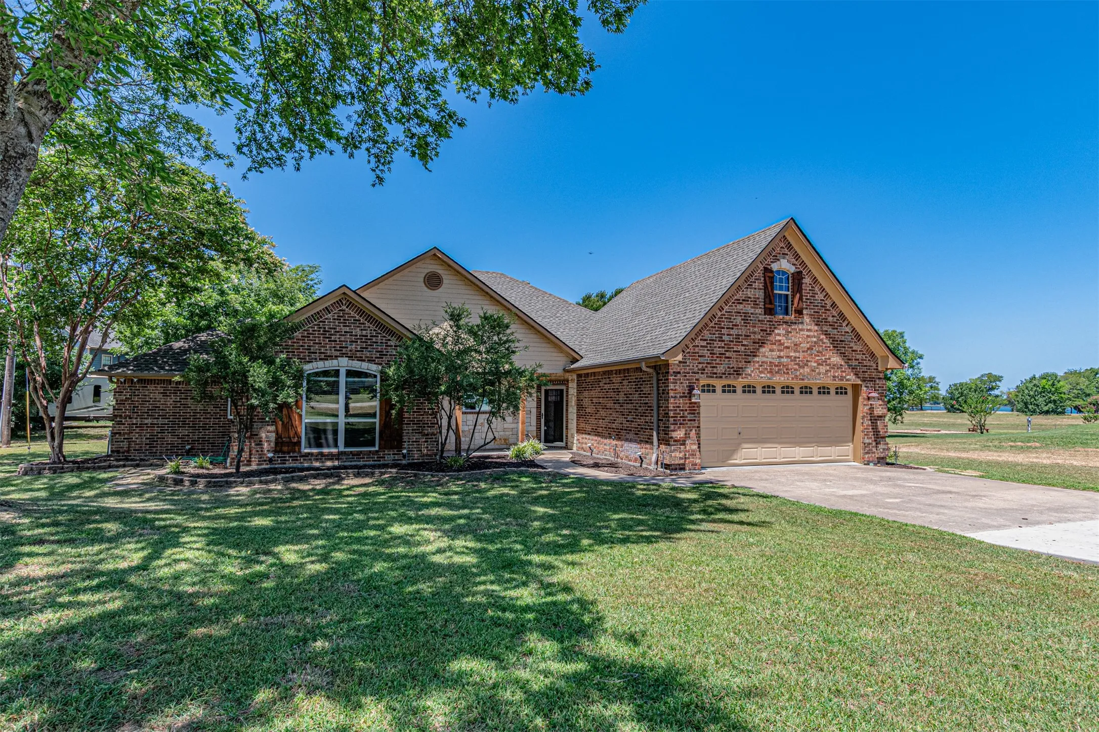 Single Family Residence For Sale in Rains County , 132 Seminole Trail, East Tawakoni, Texas 75472, 4 Bedroom, 3 Bathroom, 2 Garage spaces, 2,212 Sqft, built in 2004, mls#21328479, Real Estate Agent in East Tawakoni, Homes For Sale in Rains county, Homes For Sale in East Tawakoni, Realtor in East Tawakoni Texas, Real Estate Brokerage Independent Realty Texas, Luminita Cordes Realtor