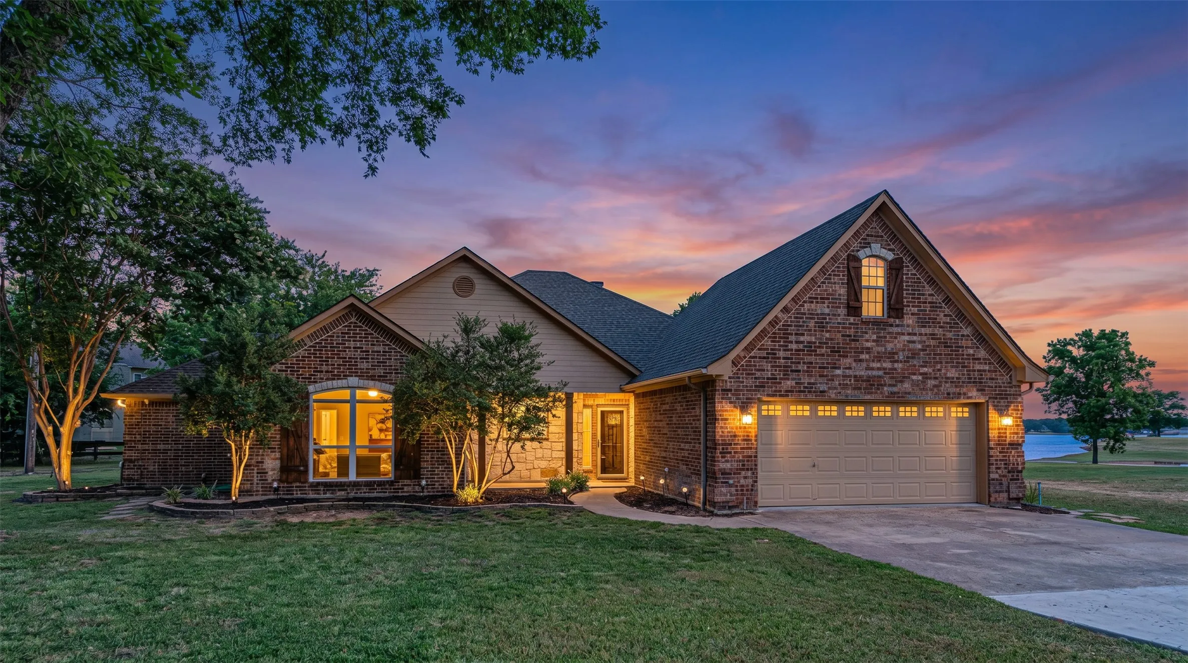Single Family Residence For Sale in Rains County , 132 Seminole Trail, East Tawakoni, Texas 75472, 4 Bedroom, 3 Bathroom, 2 Garage spaces, 2,212 Sqft, built in 2004, mls#21328479, Real Estate Agent in East Tawakoni, Homes For Sale in Rains county, Homes For Sale in East Tawakoni, Realtor in East Tawakoni Texas, Real Estate Brokerage Independent Realty Texas, Luminita Cordes Realtor