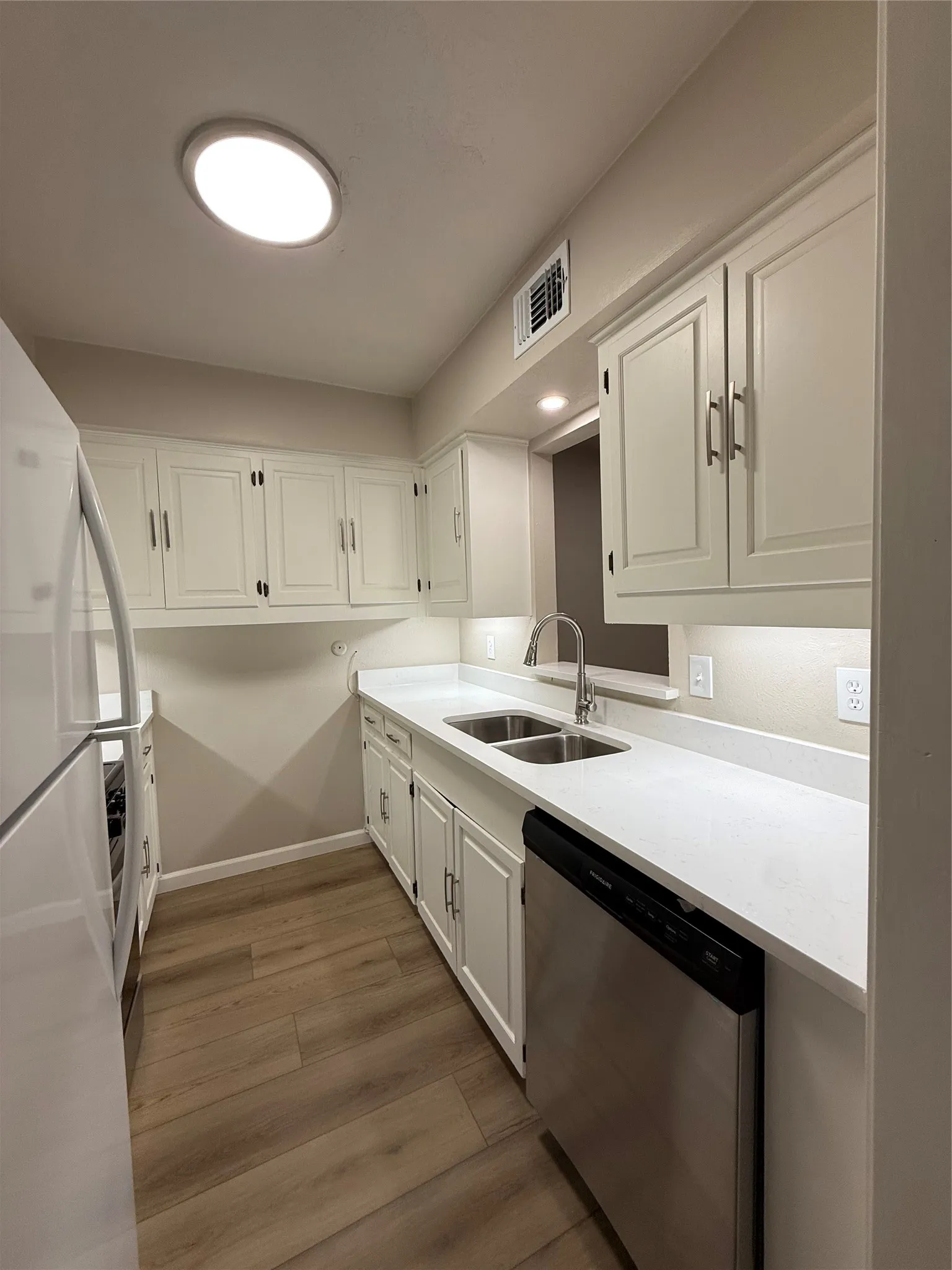 Condominium For Sale in Dallas County , 902 S Weatherred Drive 902F, Richardson, Texas 75080, 2 Bedroom, 1 Bathroom, Garage spaces, 844 Sqft, built in 1967, mls#21328657, Real Estate Agent in Richardson, Homes For Sale in Dallas county, Homes For Sale in Richardson, Realtor in Richardson Texas, Real Estate Brokerage Independent Realty Texas, Luminita Cordes Realtor
