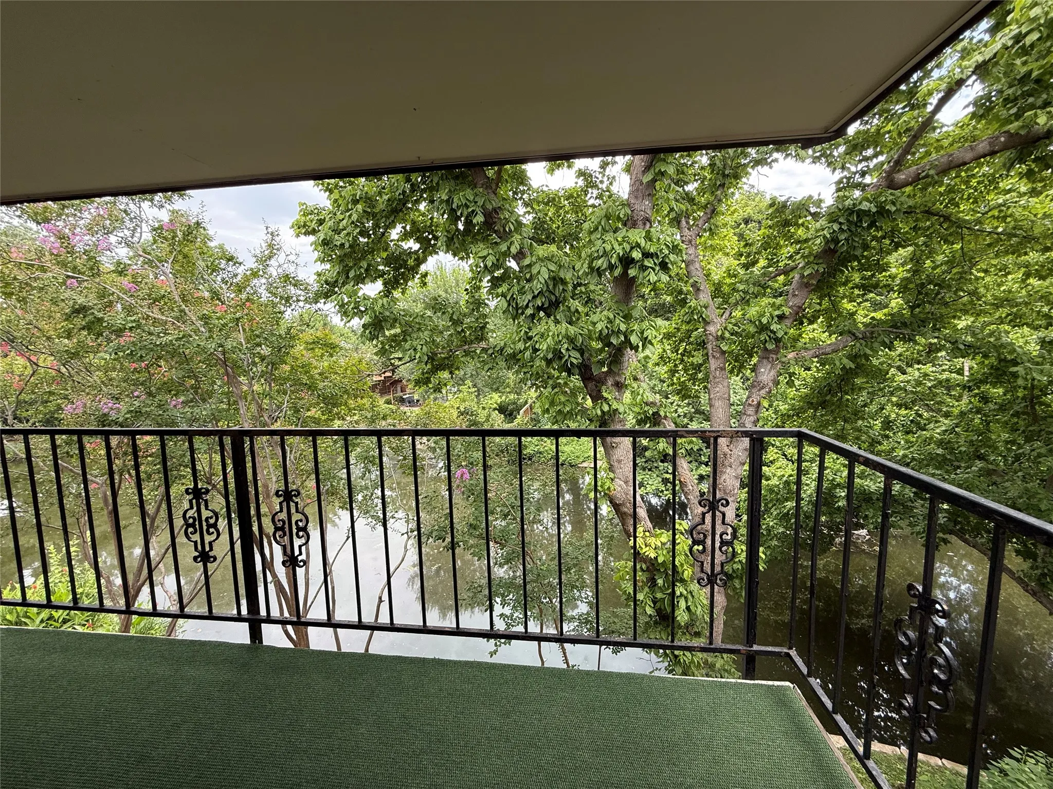 Condominium For Sale in Dallas County , 902 S Weatherred Drive 902F, Richardson, Texas 75080, 2 Bedroom, 1 Bathroom, Garage spaces, 844 Sqft, built in 1967, mls#21328657, Real Estate Agent in Richardson, Homes For Sale in Dallas county, Homes For Sale in Richardson, Realtor in Richardson Texas, Real Estate Brokerage Independent Realty Texas, Luminita Cordes Realtor