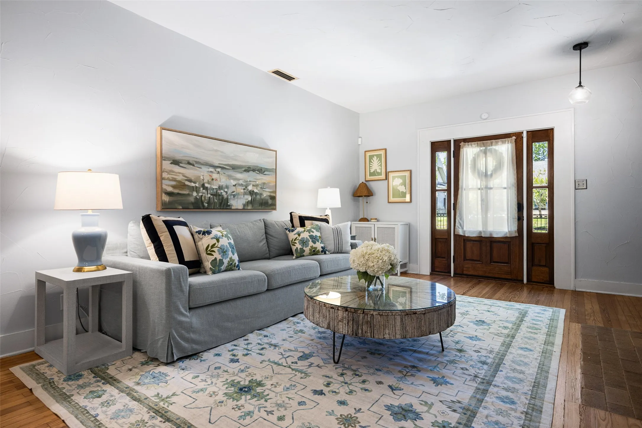 Single Family Residence For Sale in Dallas County , 832 N Winnetka Avenue, Dallas, Texas 75208, 2 Bedroom, 2 Bathroom, Garage spaces, 1,410 Sqft, built in 1923, mls#21328903, Real Estate Agent in Dallas, Homes For Sale in Dallas county, Homes For Sale in Dallas, Realtor in Dallas Texas, Real Estate Brokerage Independent Realty Texas, Luminita Cordes Realtor