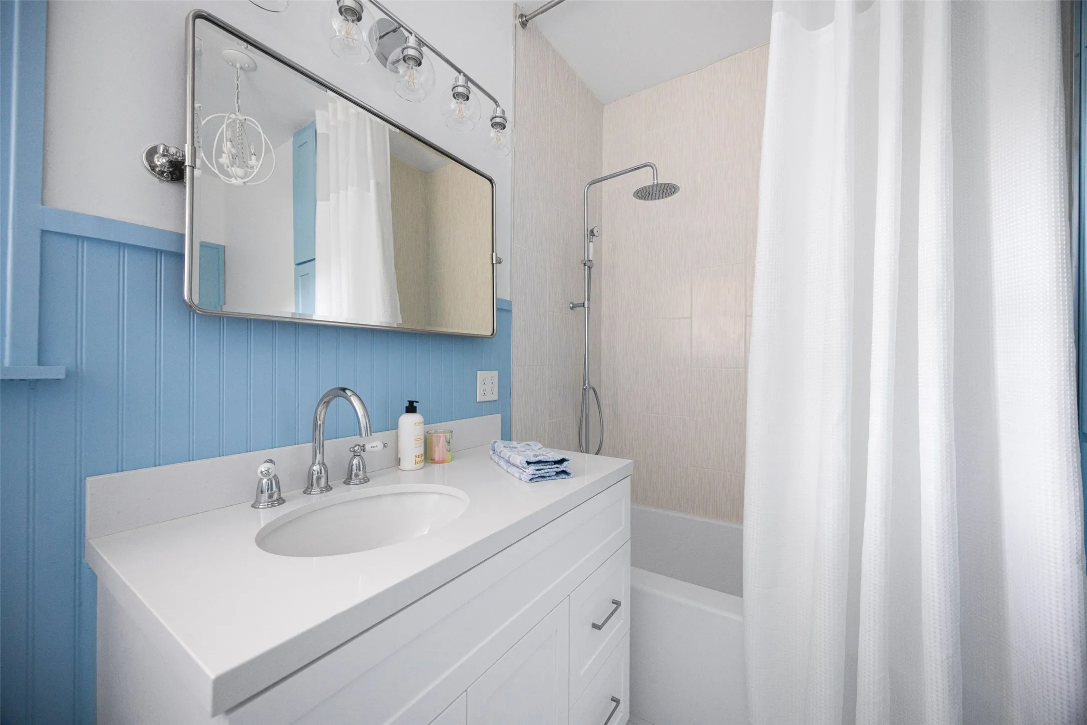 Single Family Residence For Sale in Dallas County , 832 N Winnetka Avenue, Dallas, Texas 75208, 2 Bedroom, 2 Bathroom, Garage spaces, 1,410 Sqft, built in 1923, mls#21328903, Real Estate Agent in Dallas, Homes For Sale in Dallas county, Homes For Sale in Dallas, Realtor in Dallas Texas, Real Estate Brokerage Independent Realty Texas, Luminita Cordes Realtor