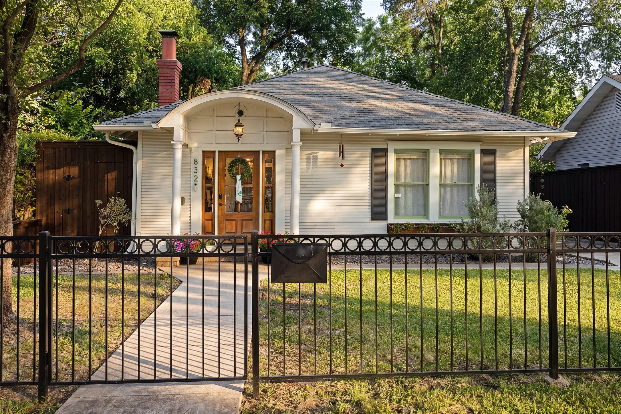 Single Family Residence For Sale in Dallas County , 832 N Winnetka Avenue, Dallas, Texas 75208, 2 Bedroom, 2 Bathroom, Garage spaces, 1,410 Sqft, built in 1923, mls#21328903, Real Estate Agent in Dallas, Homes For Sale in Dallas county, Homes For Sale in Dallas, Realtor in Dallas Texas, Real Estate Brokerage Independent Realty Texas, Luminita Cordes Realtor