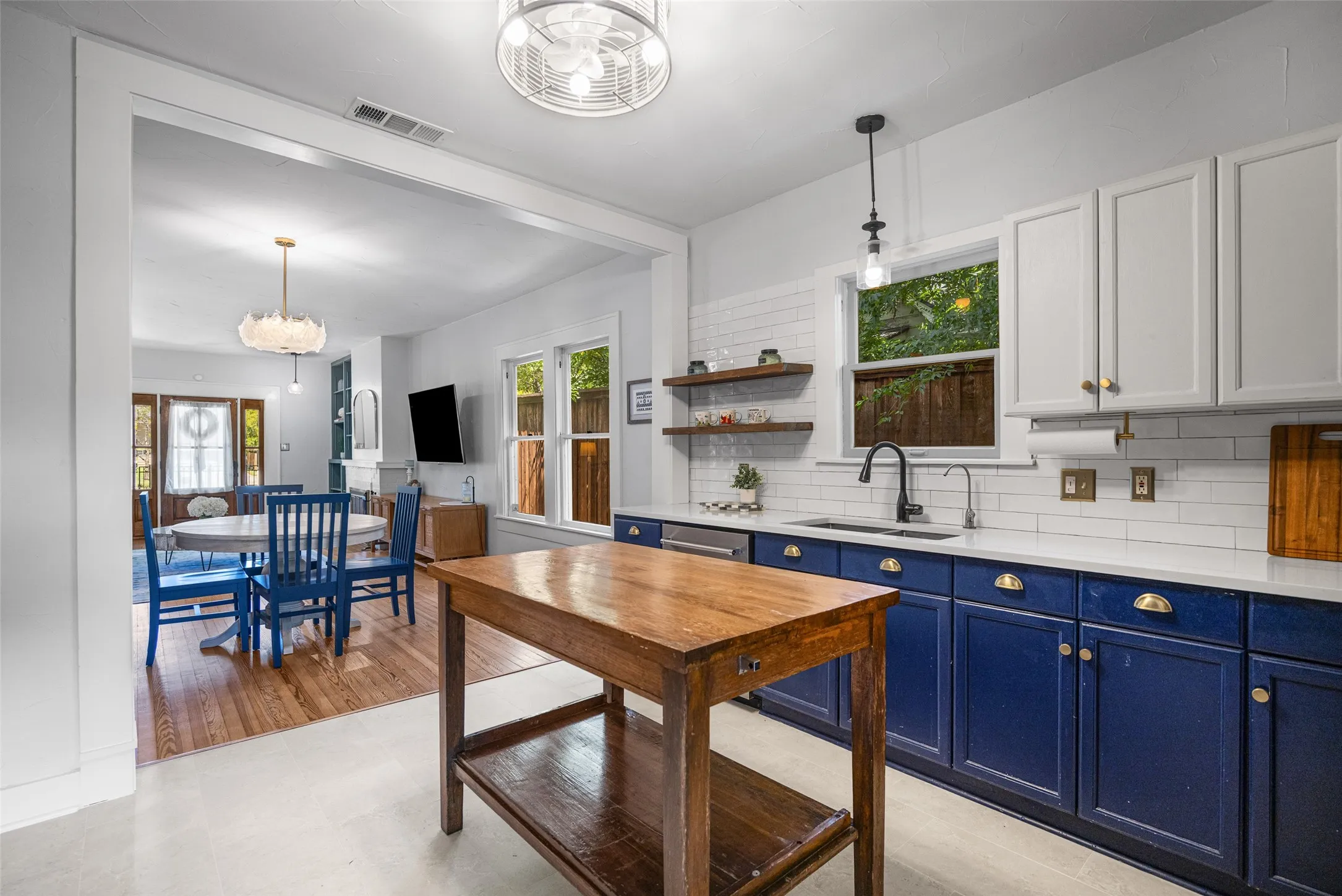 Single Family Residence For Sale in Dallas County , 832 N Winnetka Avenue, Dallas, Texas 75208, 2 Bedroom, 2 Bathroom, Garage spaces, 1,410 Sqft, built in 1923, mls#21328903, Real Estate Agent in Dallas, Homes For Sale in Dallas county, Homes For Sale in Dallas, Realtor in Dallas Texas, Real Estate Brokerage Independent Realty Texas, Luminita Cordes Realtor