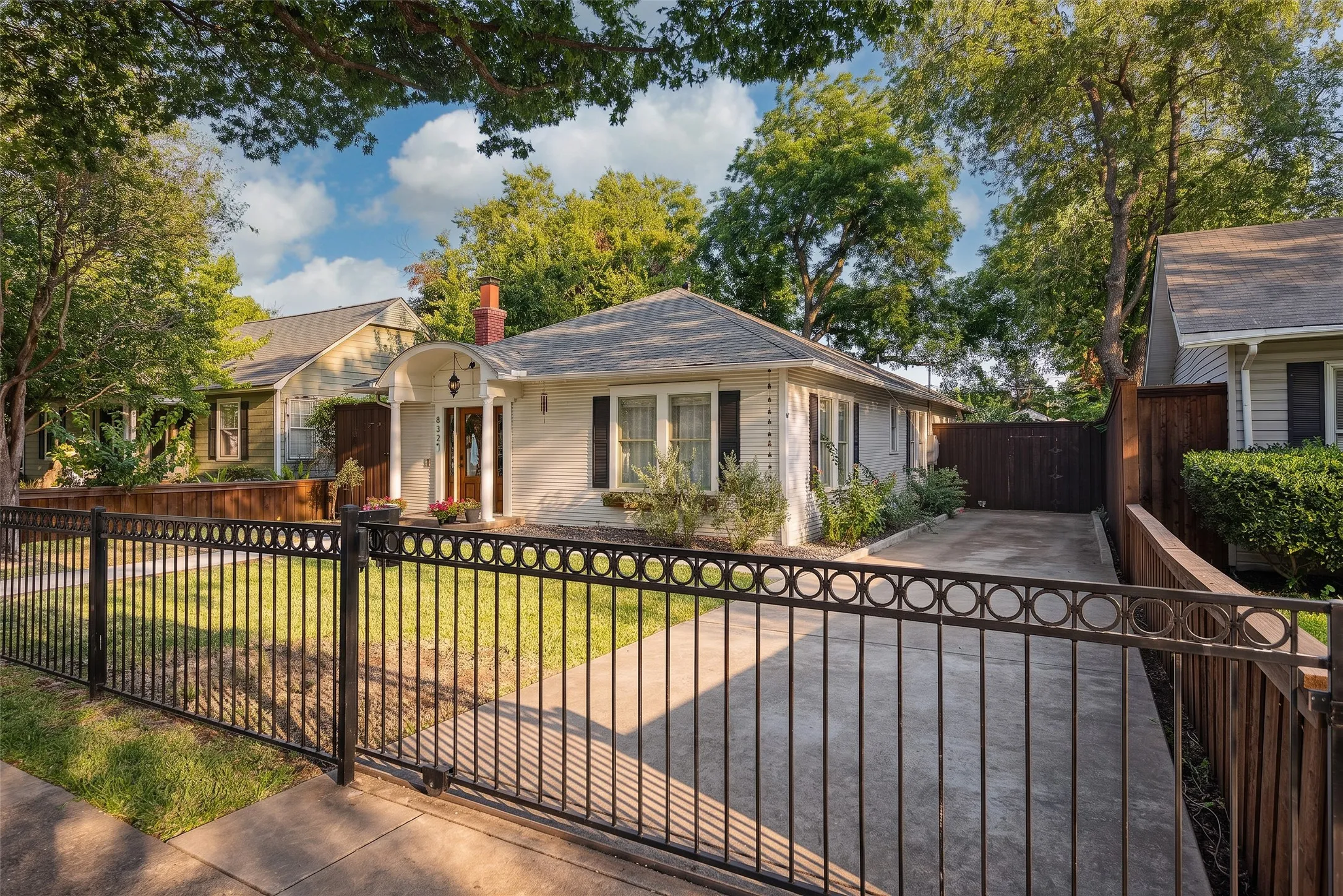 Single Family Residence For Sale in Dallas County , 832 N Winnetka Avenue, Dallas, Texas 75208, 2 Bedroom, 2 Bathroom, Garage spaces, 1,410 Sqft, built in 1923, mls#21328903, Real Estate Agent in Dallas, Homes For Sale in Dallas county, Homes For Sale in Dallas, Realtor in Dallas Texas, Real Estate Brokerage Independent Realty Texas, Luminita Cordes Realtor