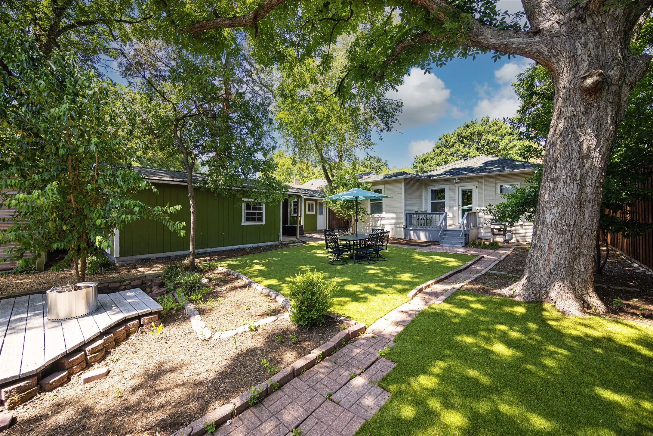 Single Family Residence For Sale in Dallas County , 832 N Winnetka Avenue, Dallas, Texas 75208, 2 Bedroom, 2 Bathroom, Garage spaces, 1,410 Sqft, built in 1923, mls#21328903, Real Estate Agent in Dallas, Homes For Sale in Dallas county, Homes For Sale in Dallas, Realtor in Dallas Texas, Real Estate Brokerage Independent Realty Texas, Luminita Cordes Realtor