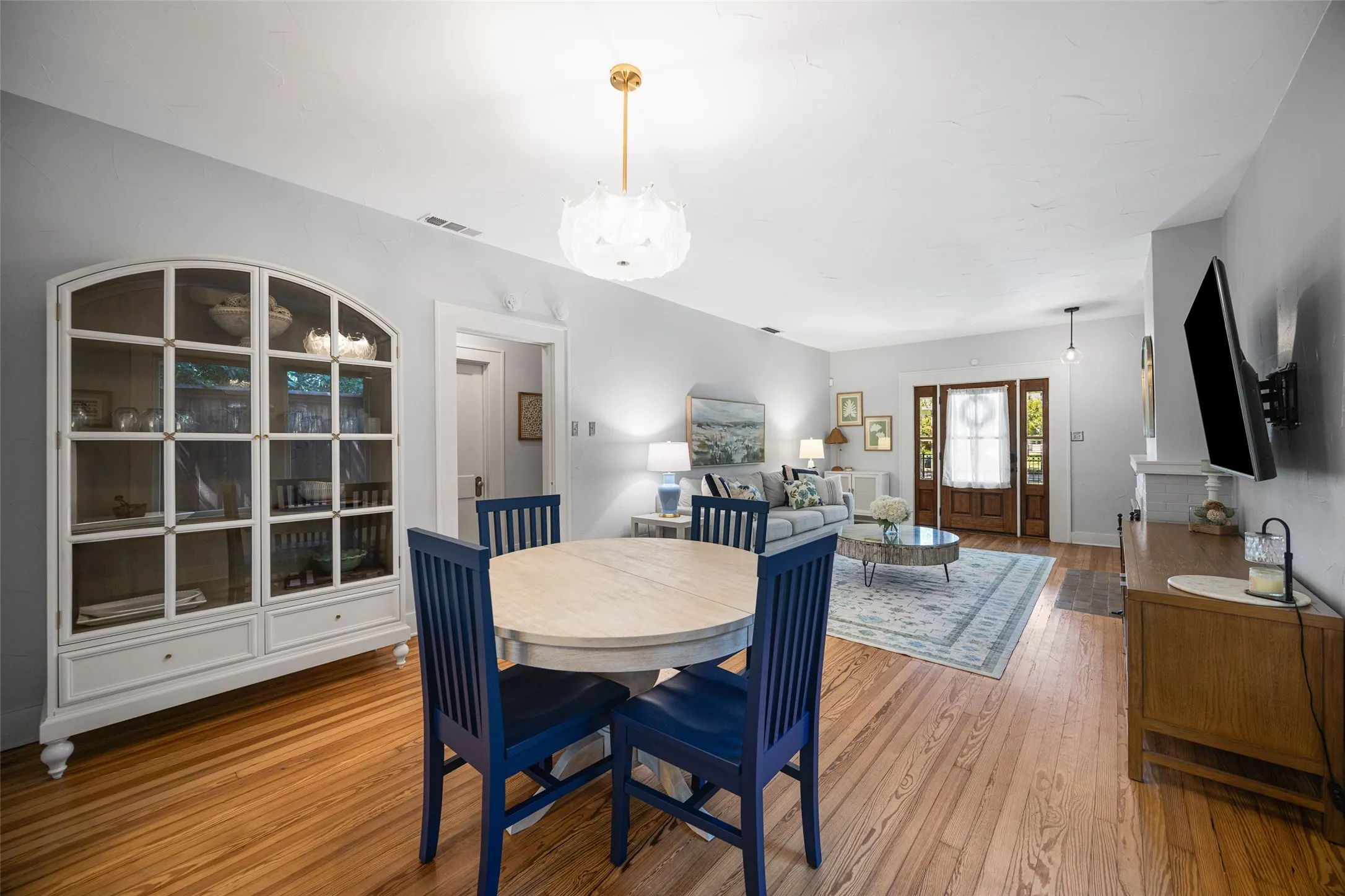 Single Family Residence For Sale in Dallas County , 832 N Winnetka Avenue, Dallas, Texas 75208, 2 Bedroom, 2 Bathroom, Garage spaces, 1,410 Sqft, built in 1923, mls#21328903, Real Estate Agent in Dallas, Homes For Sale in Dallas county, Homes For Sale in Dallas, Realtor in Dallas Texas, Real Estate Brokerage Independent Realty Texas, Luminita Cordes Realtor