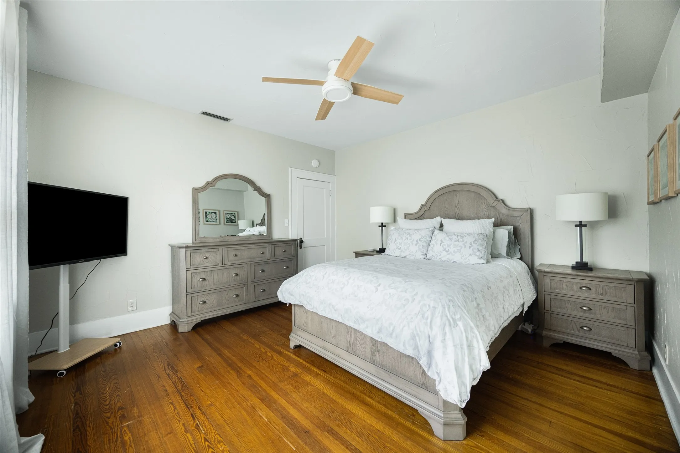 Single Family Residence For Sale in Dallas County , 832 N Winnetka Avenue, Dallas, Texas 75208, 2 Bedroom, 2 Bathroom, Garage spaces, 1,410 Sqft, built in 1923, mls#21328903, Real Estate Agent in Dallas, Homes For Sale in Dallas county, Homes For Sale in Dallas, Realtor in Dallas Texas, Real Estate Brokerage Independent Realty Texas, Luminita Cordes Realtor