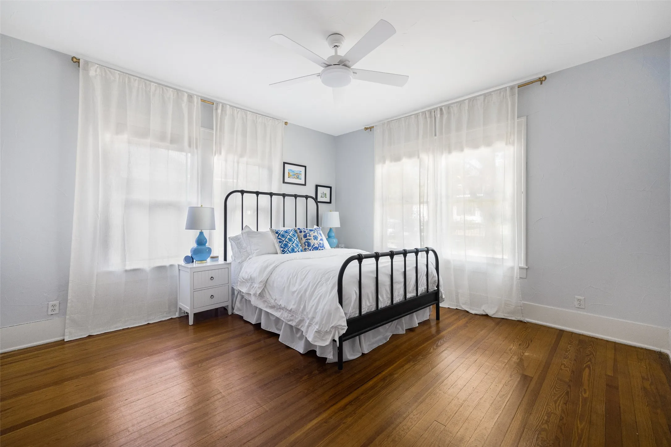Single Family Residence For Sale in Dallas County , 832 N Winnetka Avenue, Dallas, Texas 75208, 2 Bedroom, 2 Bathroom, Garage spaces, 1,410 Sqft, built in 1923, mls#21328903, Real Estate Agent in Dallas, Homes For Sale in Dallas county, Homes For Sale in Dallas, Realtor in Dallas Texas, Real Estate Brokerage Independent Realty Texas, Luminita Cordes Realtor