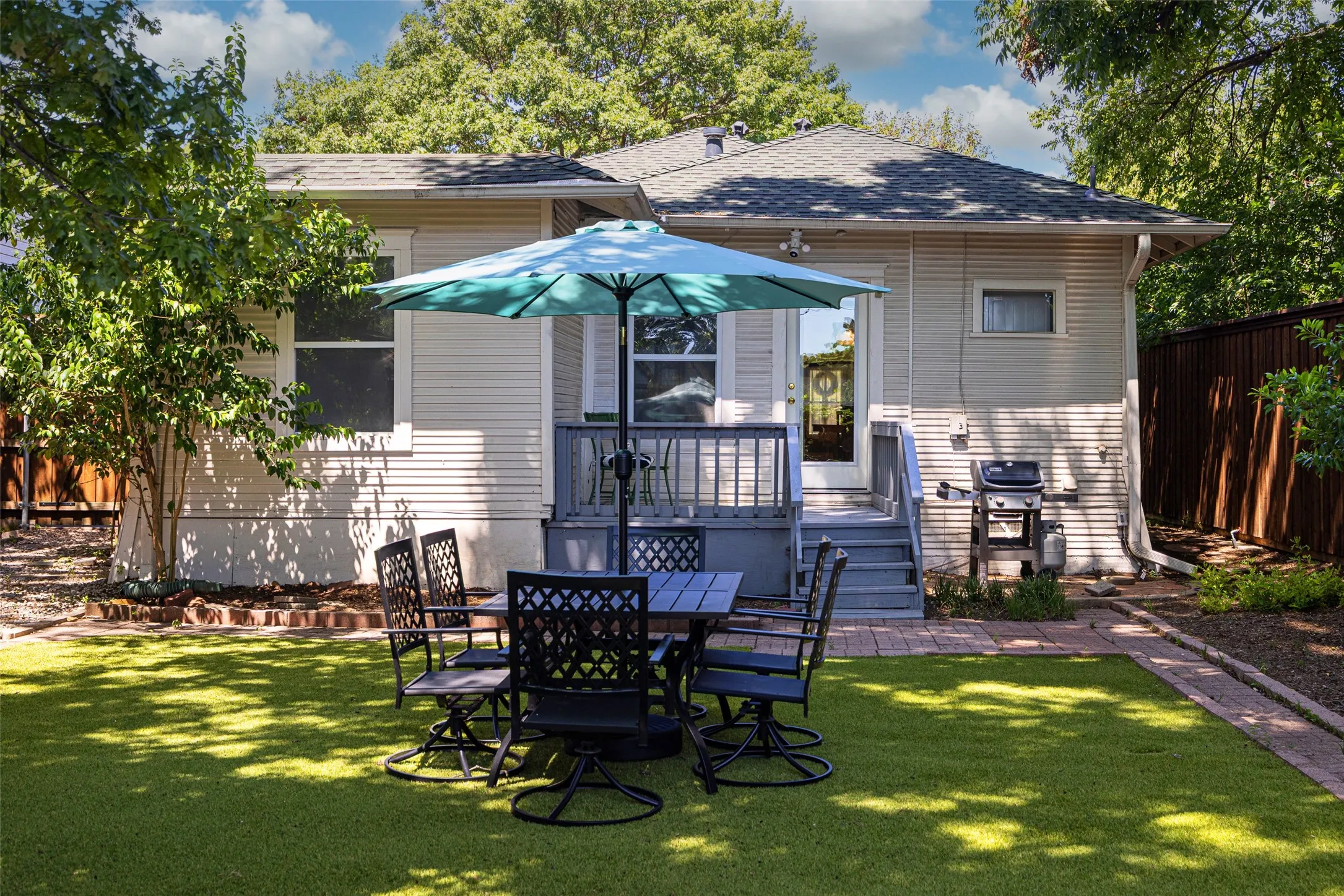 Single Family Residence For Sale in Dallas County , 832 N Winnetka Avenue, Dallas, Texas 75208, 2 Bedroom, 2 Bathroom, Garage spaces, 1,410 Sqft, built in 1923, mls#21328903, Real Estate Agent in Dallas, Homes For Sale in Dallas county, Homes For Sale in Dallas, Realtor in Dallas Texas, Real Estate Brokerage Independent Realty Texas, Luminita Cordes Realtor