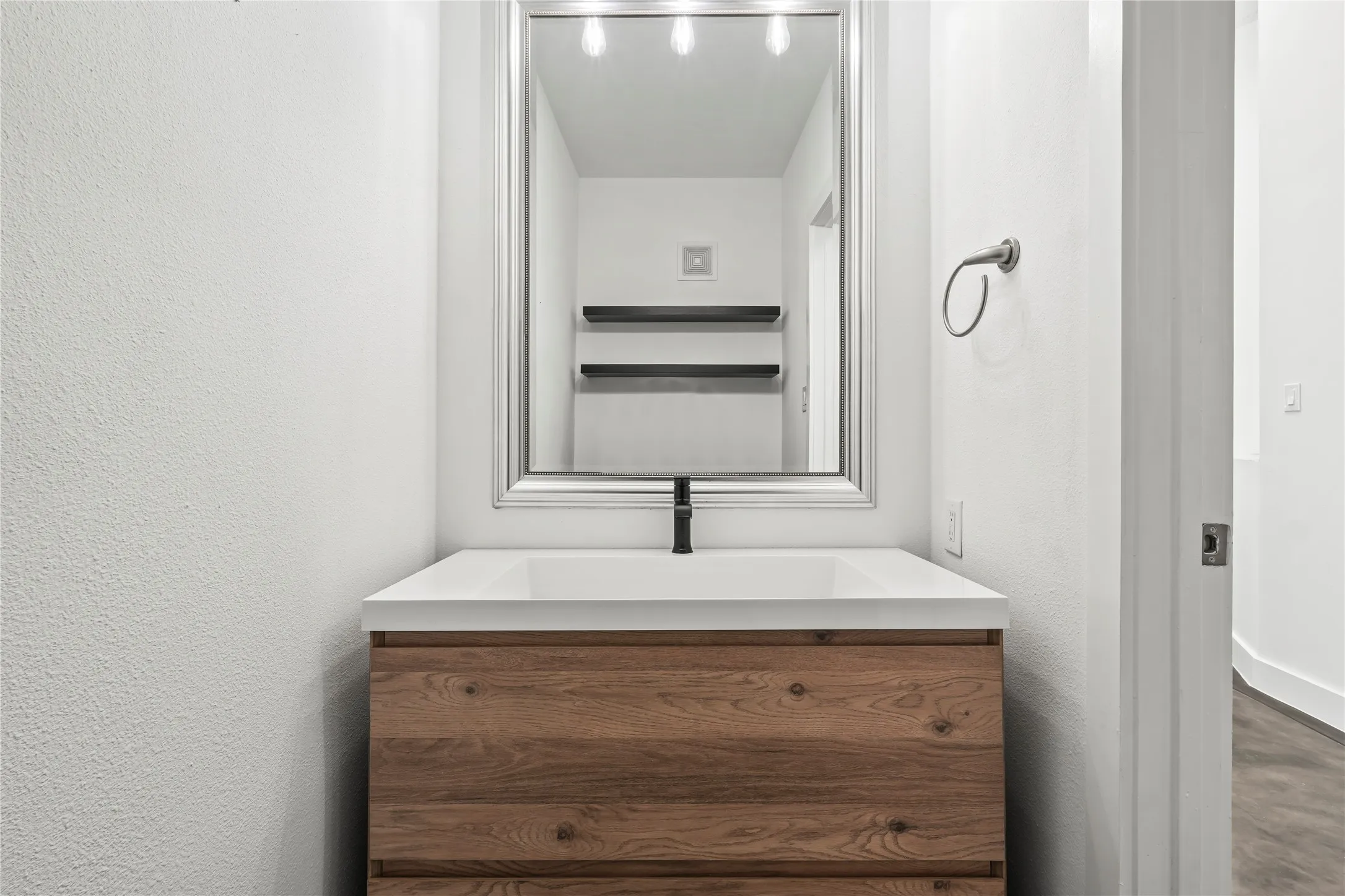 Condominium For Sale in Dallas County , 2220 Canton Street 507, Dallas, Texas 75201, 2 Bedroom, 2 Bathroom, 1 Garage spaces, 2,296 Sqft, built in 1925, mls#21328920, Real Estate Agent in Dallas, Homes For Sale in Dallas county, Homes For Sale in Dallas, Realtor in Dallas Texas, Real Estate Brokerage Independent Realty Texas, Luminita Cordes Realtor