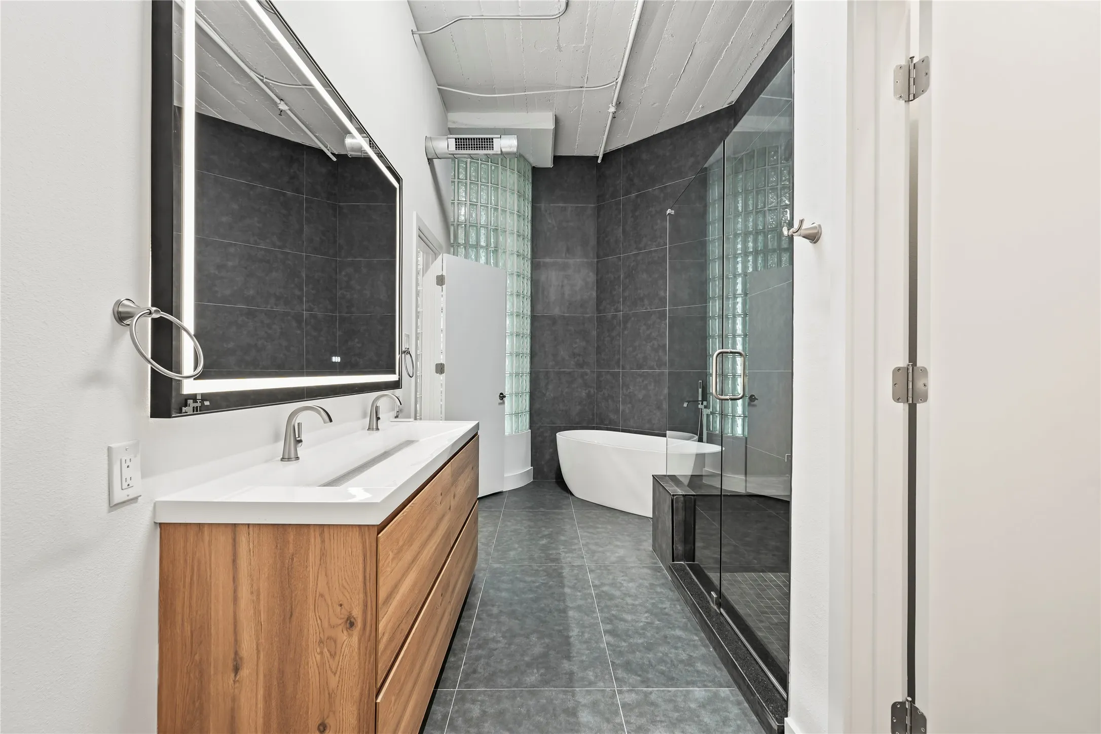 Condominium For Sale in Dallas County , 2220 Canton Street 507, Dallas, Texas 75201, 2 Bedroom, 2 Bathroom, 1 Garage spaces, 2,296 Sqft, built in 1925, mls#21328920, Real Estate Agent in Dallas, Homes For Sale in Dallas county, Homes For Sale in Dallas, Realtor in Dallas Texas, Real Estate Brokerage Independent Realty Texas, Luminita Cordes Realtor