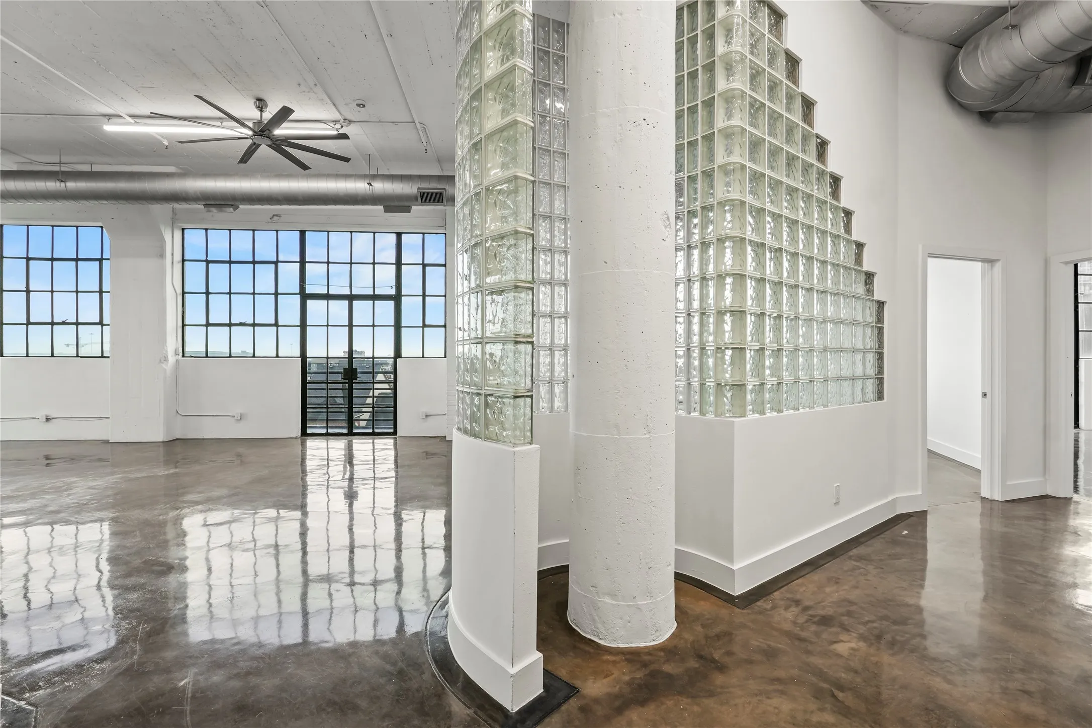 Condominium For Sale in Dallas County , 2220 Canton Street 507, Dallas, Texas 75201, 2 Bedroom, 2 Bathroom, 1 Garage spaces, 2,296 Sqft, built in 1925, mls#21328920, Real Estate Agent in Dallas, Homes For Sale in Dallas county, Homes For Sale in Dallas, Realtor in Dallas Texas, Real Estate Brokerage Independent Realty Texas, Luminita Cordes Realtor