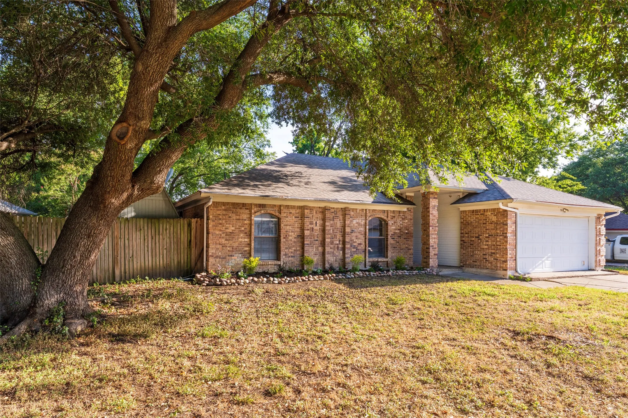 Single Family Residence For Sale in Tarrant County , 911 Gwinnett Circle, Arlington, Texas 76017, 3 Bedroom, 2 Bathroom, 2 Garage spaces, 1,673 Sqft, built in 1986, mls#21328188, Real Estate Agent in Arlington, Homes For Sale in Tarrant county, Homes For Sale in Arlington, Realtor in Arlington Texas, Real Estate Brokerage Independent Realty Texas, Luminita Cordes Realtor