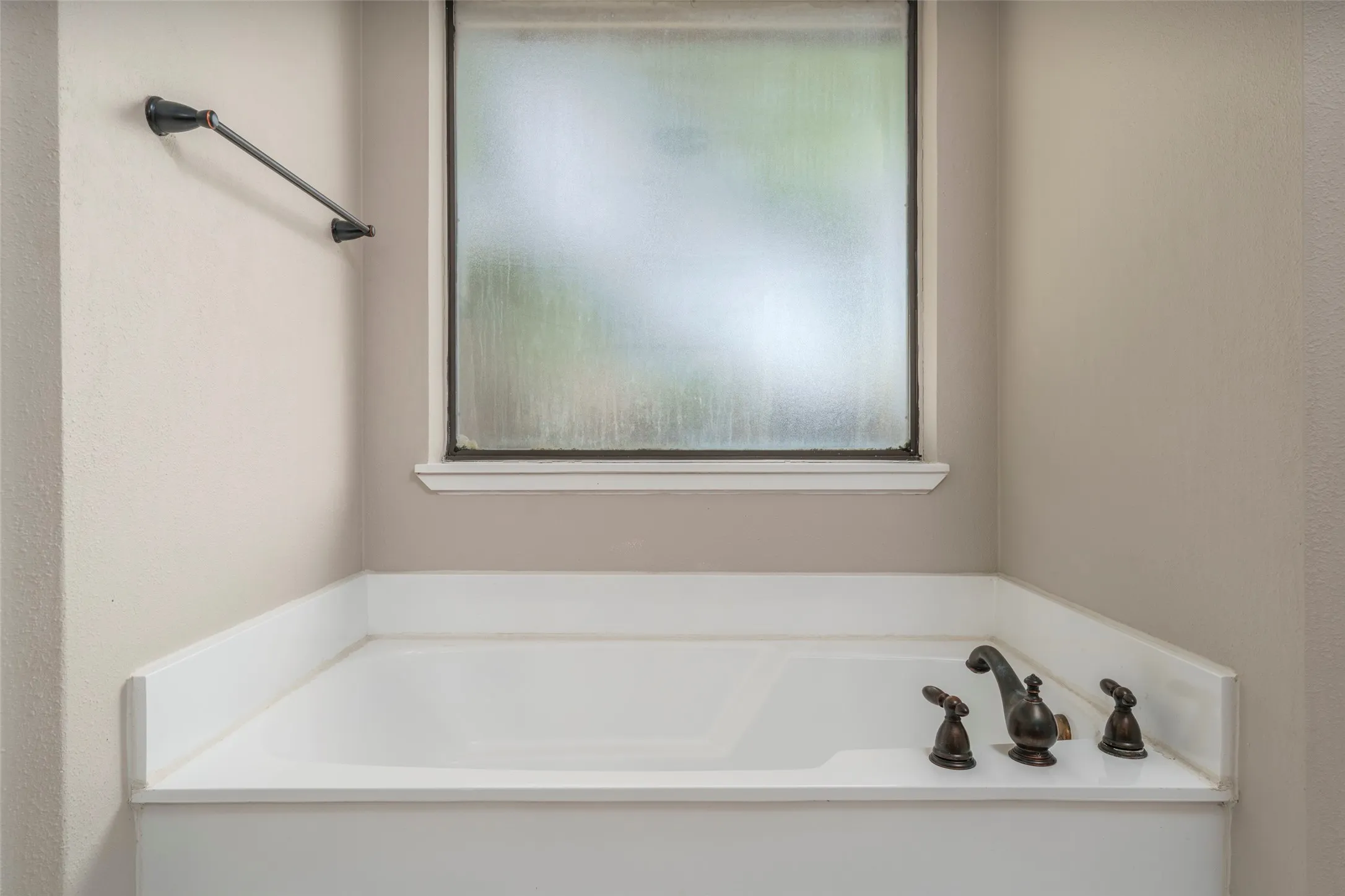 Separate bathtub and shower