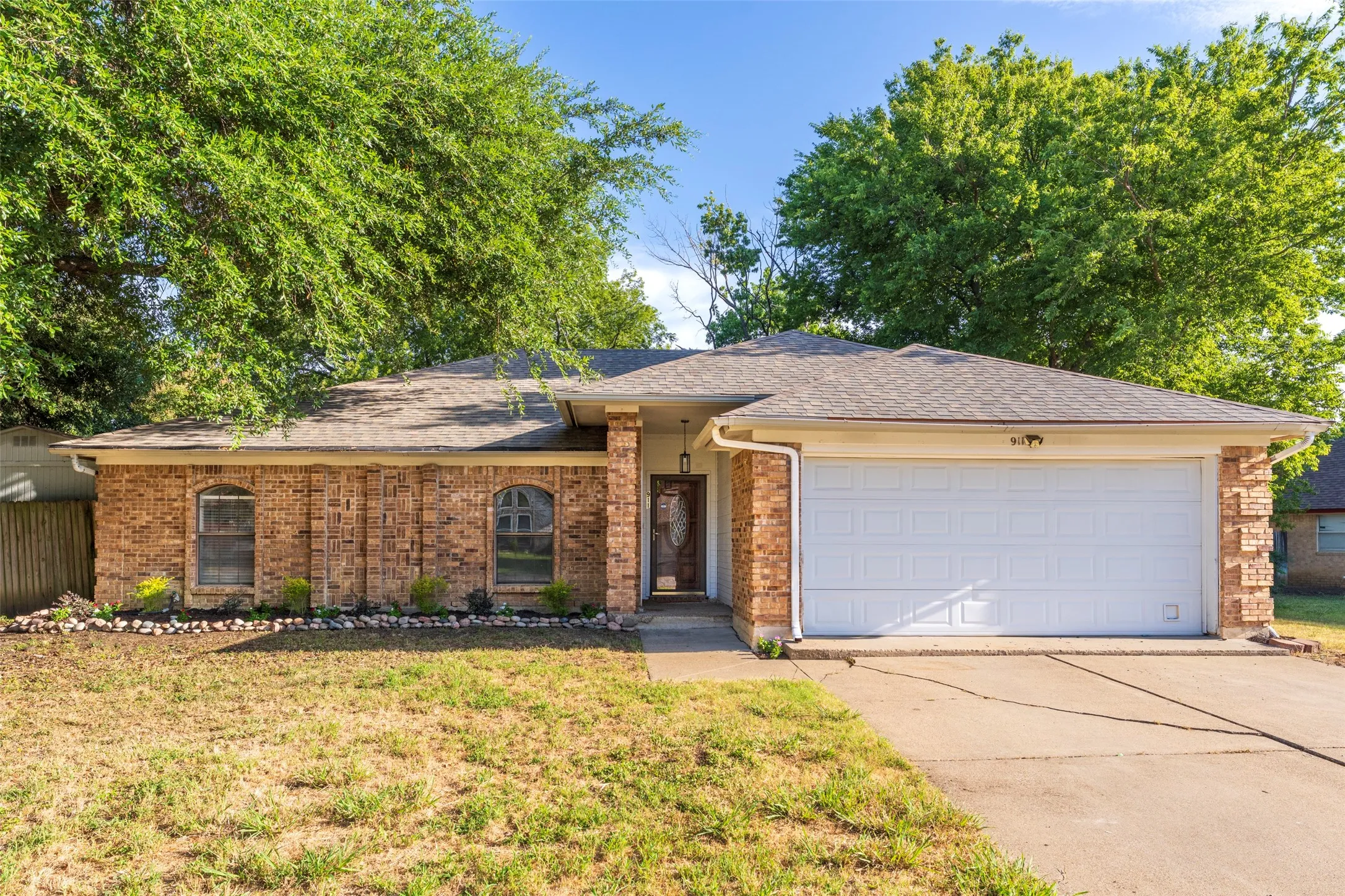 Single Family Residence For Sale in Tarrant County , 911 Gwinnett Circle, Arlington, Texas 76017, 3 Bedroom, 2 Bathroom, 2 Garage spaces, 1,673 Sqft, built in 1986, mls#21328188, Real Estate Agent in Arlington, Homes For Sale in Tarrant county, Homes For Sale in Arlington, Realtor in Arlington Texas, Real Estate Brokerage Independent Realty Texas, Luminita Cordes Realtor