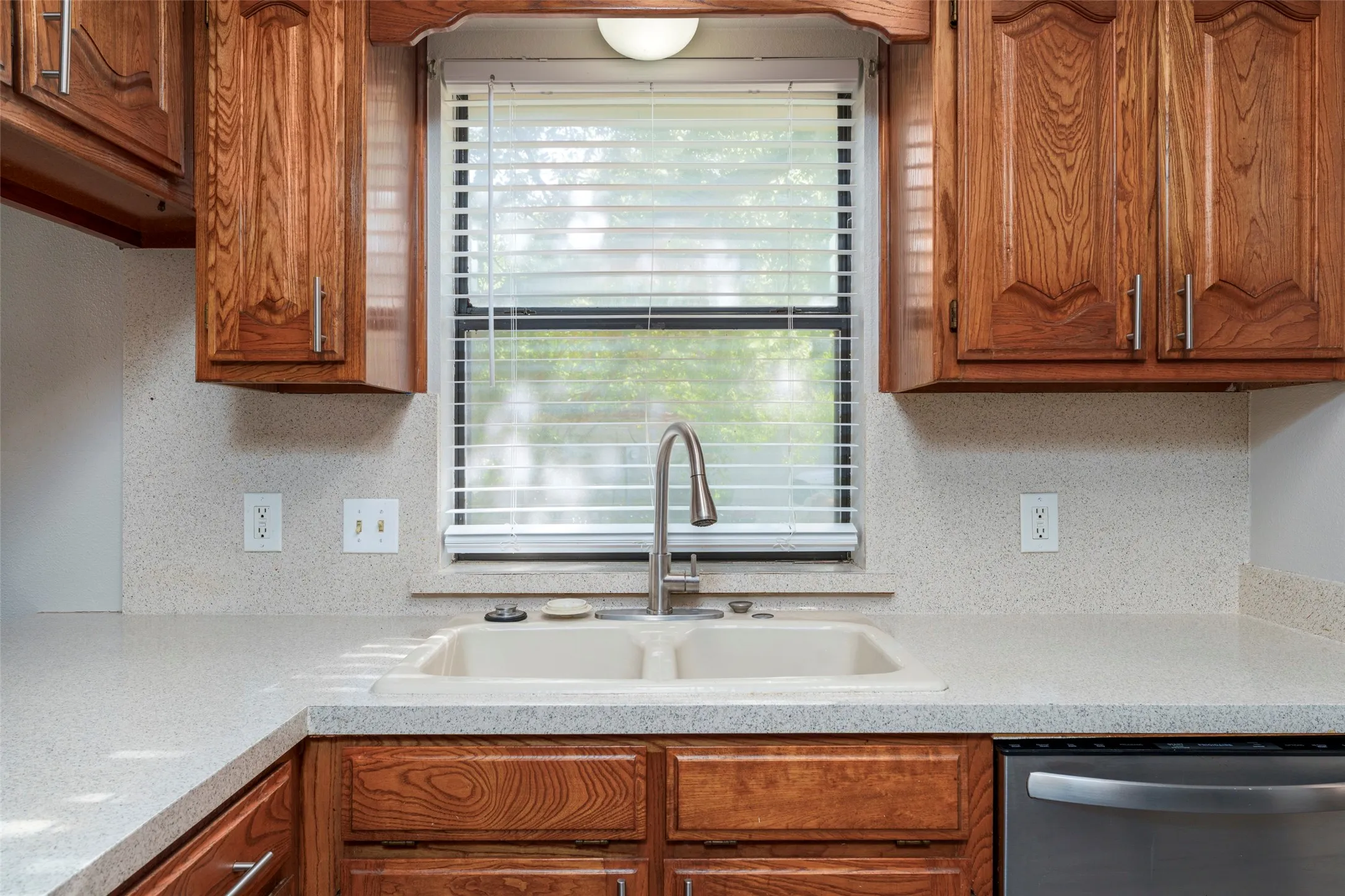 Single Family Residence For Sale in Tarrant County , 911 Gwinnett Circle, Arlington, Texas 76017, 3 Bedroom, 2 Bathroom, 2 Garage spaces, 1,673 Sqft, built in 1986, mls#21328188, Real Estate Agent in Arlington, Homes For Sale in Tarrant county, Homes For Sale in Arlington, Realtor in Arlington Texas, Real Estate Brokerage Independent Realty Texas, Luminita Cordes Realtor