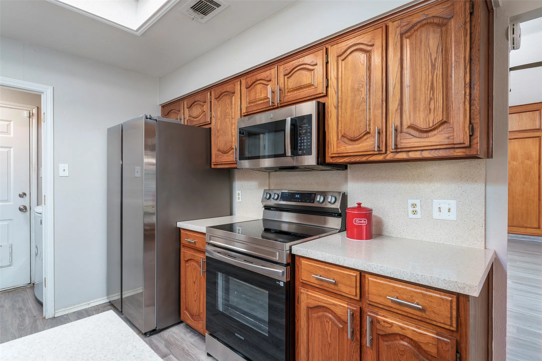Single Family Residence For Sale in Tarrant County , 911 Gwinnett Circle, Arlington, Texas 76017, 3 Bedroom, 2 Bathroom, 2 Garage spaces, 1,673 Sqft, built in 1986, mls#21328188, Real Estate Agent in Arlington, Homes For Sale in Tarrant county, Homes For Sale in Arlington, Realtor in Arlington Texas, Real Estate Brokerage Independent Realty Texas, Luminita Cordes Realtor