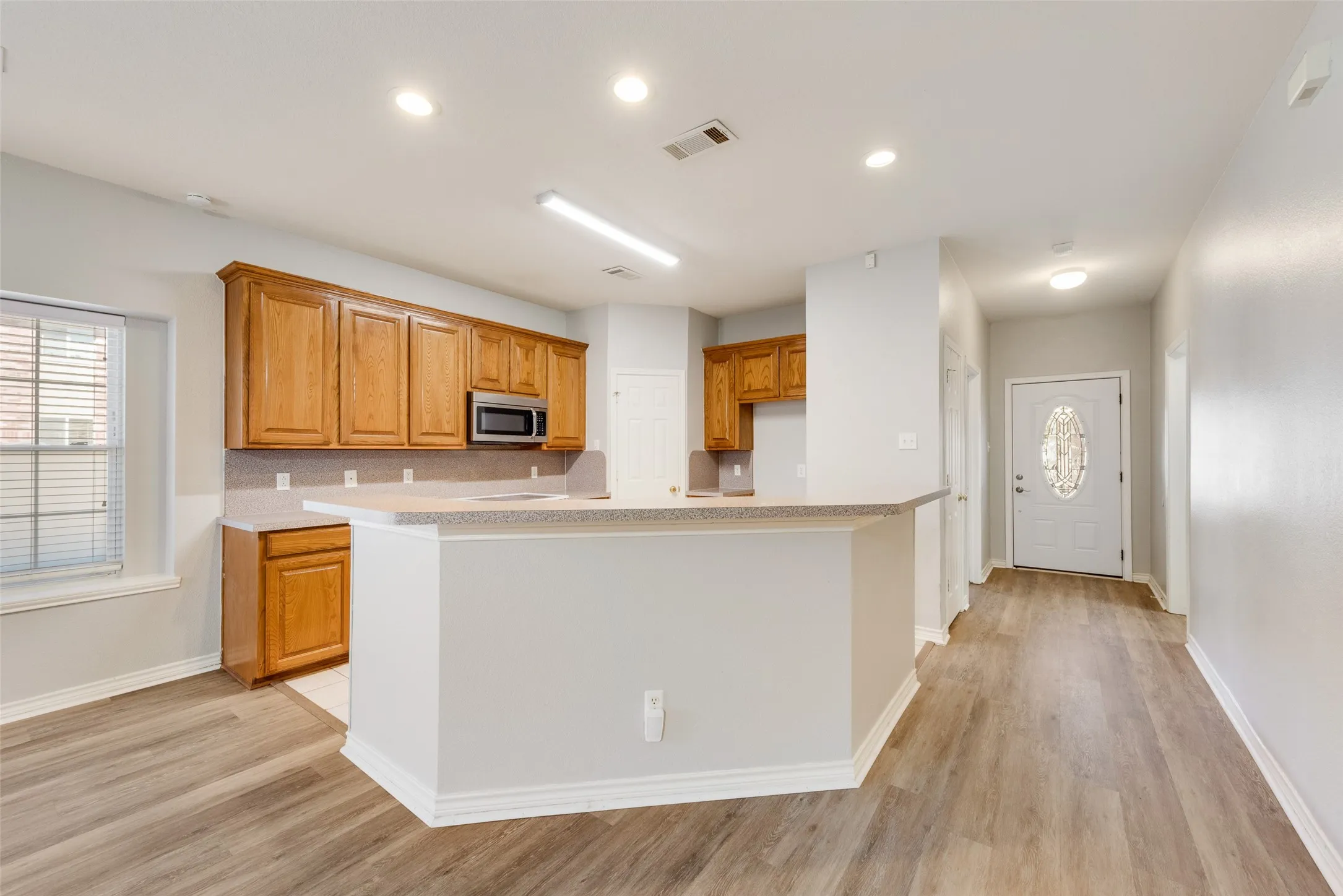 Duplex For Rent in Denton County , 739 Harbour Town Drive, Lake Dallas, Texas 75065, 3 Bedroom, 2 Bathroom, 2 Garage spaces, 1,601 Sqft, built in 1998, mls#21328087, Real Estate Agent in Lake Dallas, Homes For Rent in Denton county, Homes For Rent in Lake Dallas, Realtor in Lake Dallas Texas, Real Estate Brokerage Independent Realty Texas, Luminita Cordes Realtor