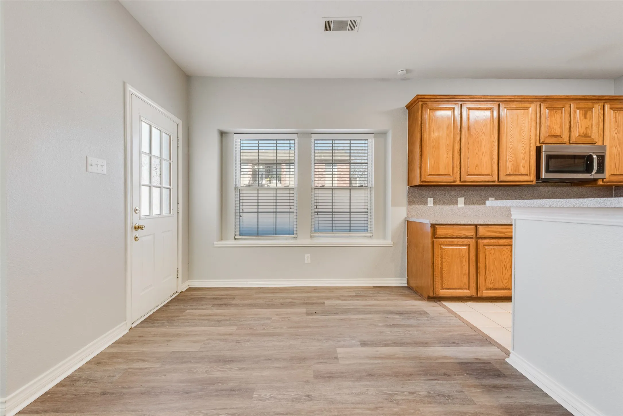 Duplex For Rent in Denton County , 739 Harbour Town Drive, Lake Dallas, Texas 75065, 3 Bedroom, 2 Bathroom, 2 Garage spaces, 1,601 Sqft, built in 1998, mls#21328087, Real Estate Agent in Lake Dallas, Homes For Rent in Denton county, Homes For Rent in Lake Dallas, Realtor in Lake Dallas Texas, Real Estate Brokerage Independent Realty Texas, Luminita Cordes Realtor