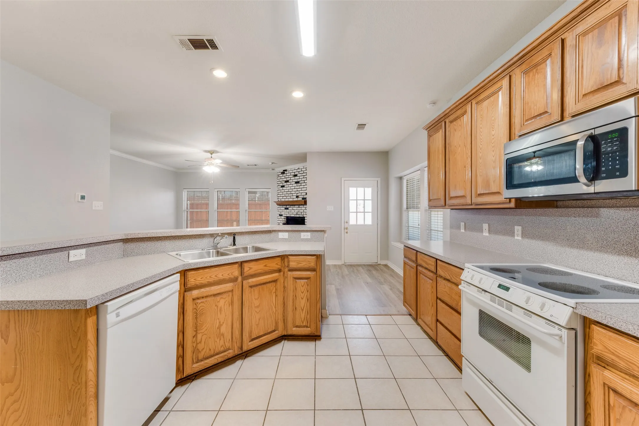 Duplex For Rent in Denton County , 739 Harbour Town Drive, Lake Dallas, Texas 75065, 3 Bedroom, 2 Bathroom, 2 Garage spaces, 1,601 Sqft, built in 1998, mls#21328087, Real Estate Agent in Lake Dallas, Homes For Rent in Denton county, Homes For Rent in Lake Dallas, Realtor in Lake Dallas Texas, Real Estate Brokerage Independent Realty Texas, Luminita Cordes Realtor