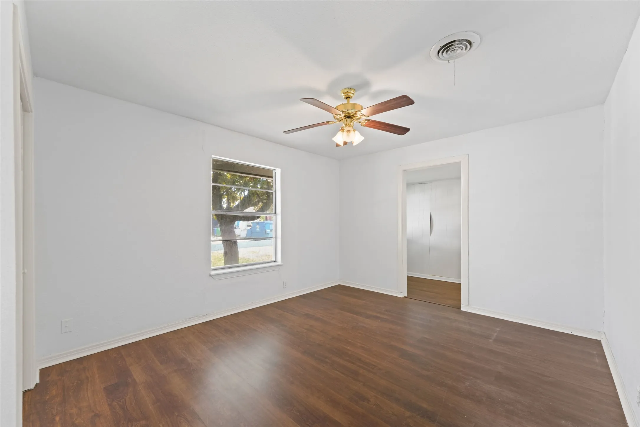 Single Family Residence For Sale in Kaufman County , 1200 S Jackson Street, Kaufman, Texas 75142, 3 Bedroom, 2 Bathroom, Garage spaces, 1,842 Sqft, built in 1958, mls#21326614, Real Estate Agent in Kaufman, Homes For Sale in Kaufman county, Homes For Sale in Kaufman, Realtor in Kaufman Texas, Real Estate Brokerage Independent Realty Texas, Luminita Cordes Realtor