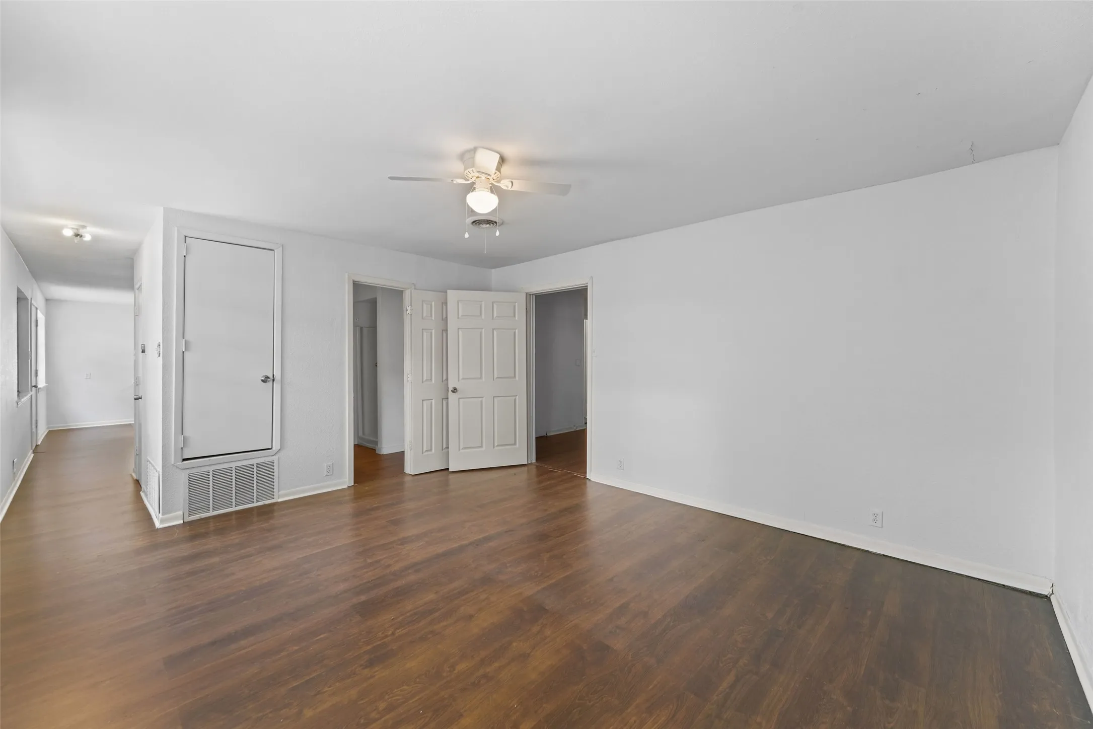 Single Family Residence For Sale in Kaufman County , 1200 S Jackson Street, Kaufman, Texas 75142, 3 Bedroom, 2 Bathroom, Garage spaces, 1,842 Sqft, built in 1958, mls#21326614, Real Estate Agent in Kaufman, Homes For Sale in Kaufman county, Homes For Sale in Kaufman, Realtor in Kaufman Texas, Real Estate Brokerage Independent Realty Texas, Luminita Cordes Realtor