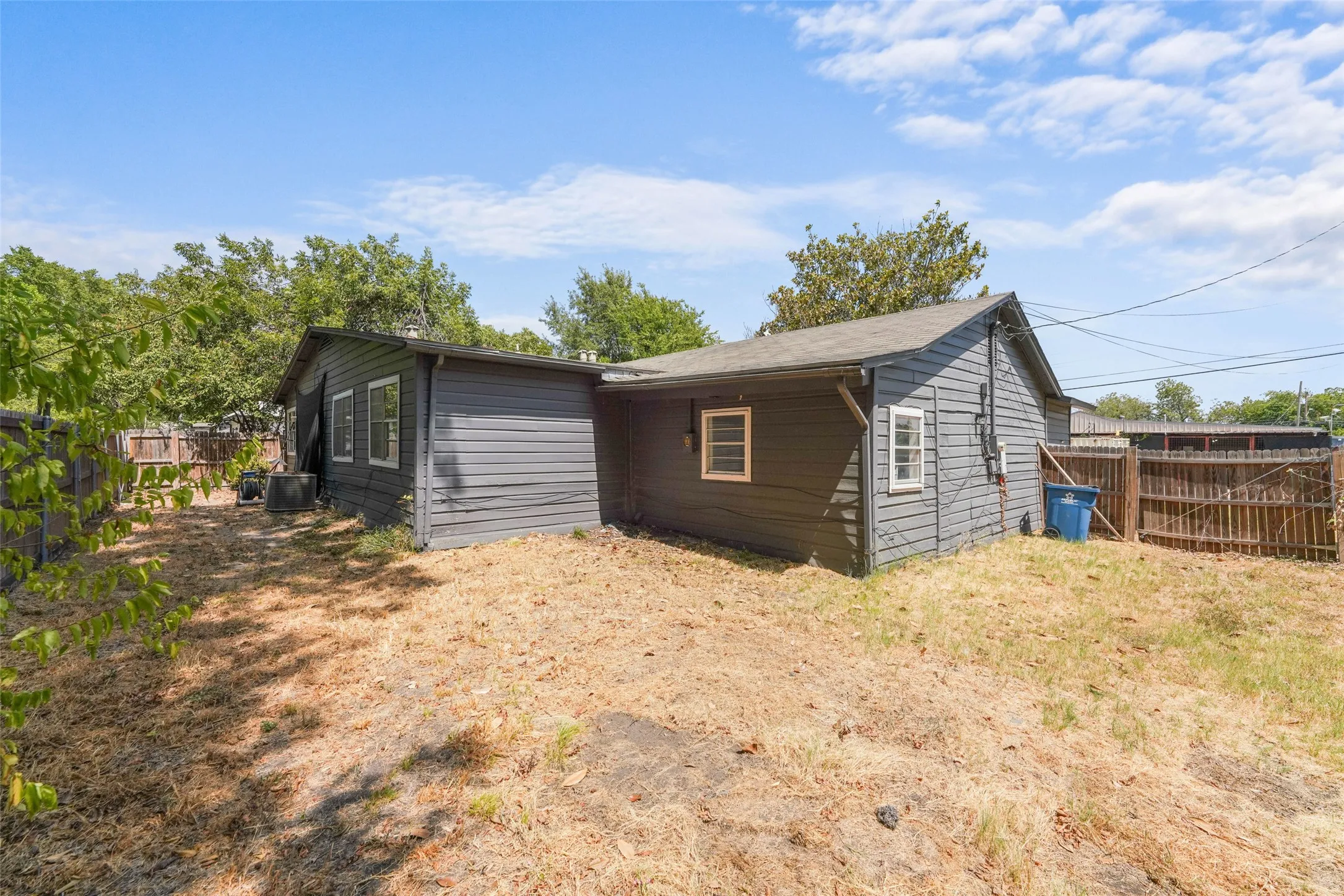 Single Family Residence For Sale in Kaufman County , 1200 S Jackson Street, Kaufman, Texas 75142, 3 Bedroom, 2 Bathroom, Garage spaces, 1,842 Sqft, built in 1958, mls#21326614, Real Estate Agent in Kaufman, Homes For Sale in Kaufman county, Homes For Sale in Kaufman, Realtor in Kaufman Texas, Real Estate Brokerage Independent Realty Texas, Luminita Cordes Realtor