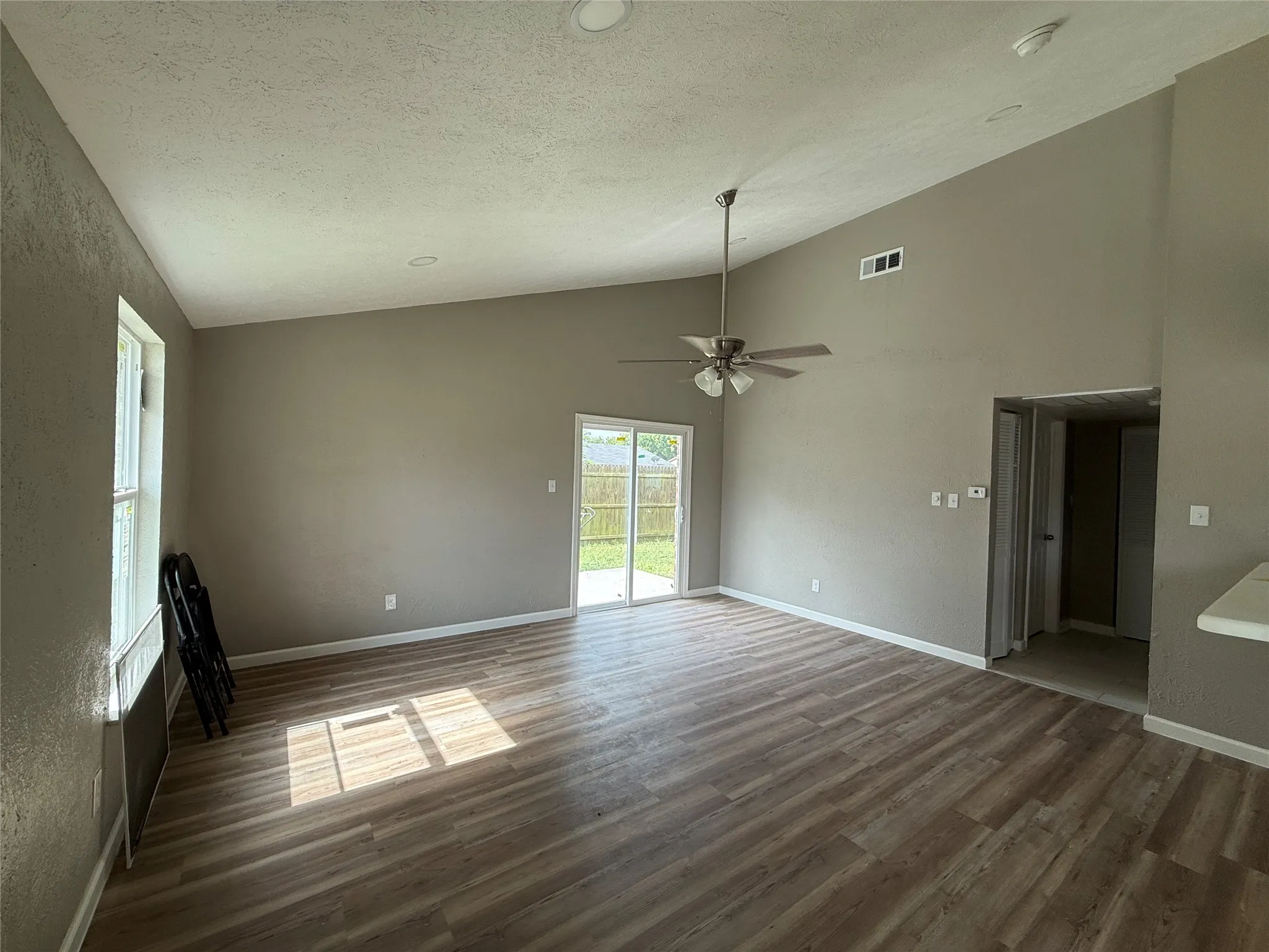 Single Family Residence For Sale in Dallas County , 449 Jones Street, Cedar Hill, Texas 75104, 3 Bedroom, 1 Bathroom, Garage spaces, 917 Sqft, built in 1982, mls#21271719, Real Estate Agent in Cedar Hill, Homes For Sale in Dallas county, Homes For Sale in Cedar Hill, Realtor in Cedar Hill Texas, Real Estate Brokerage Independent Realty Texas, Luminita Cordes Realtor