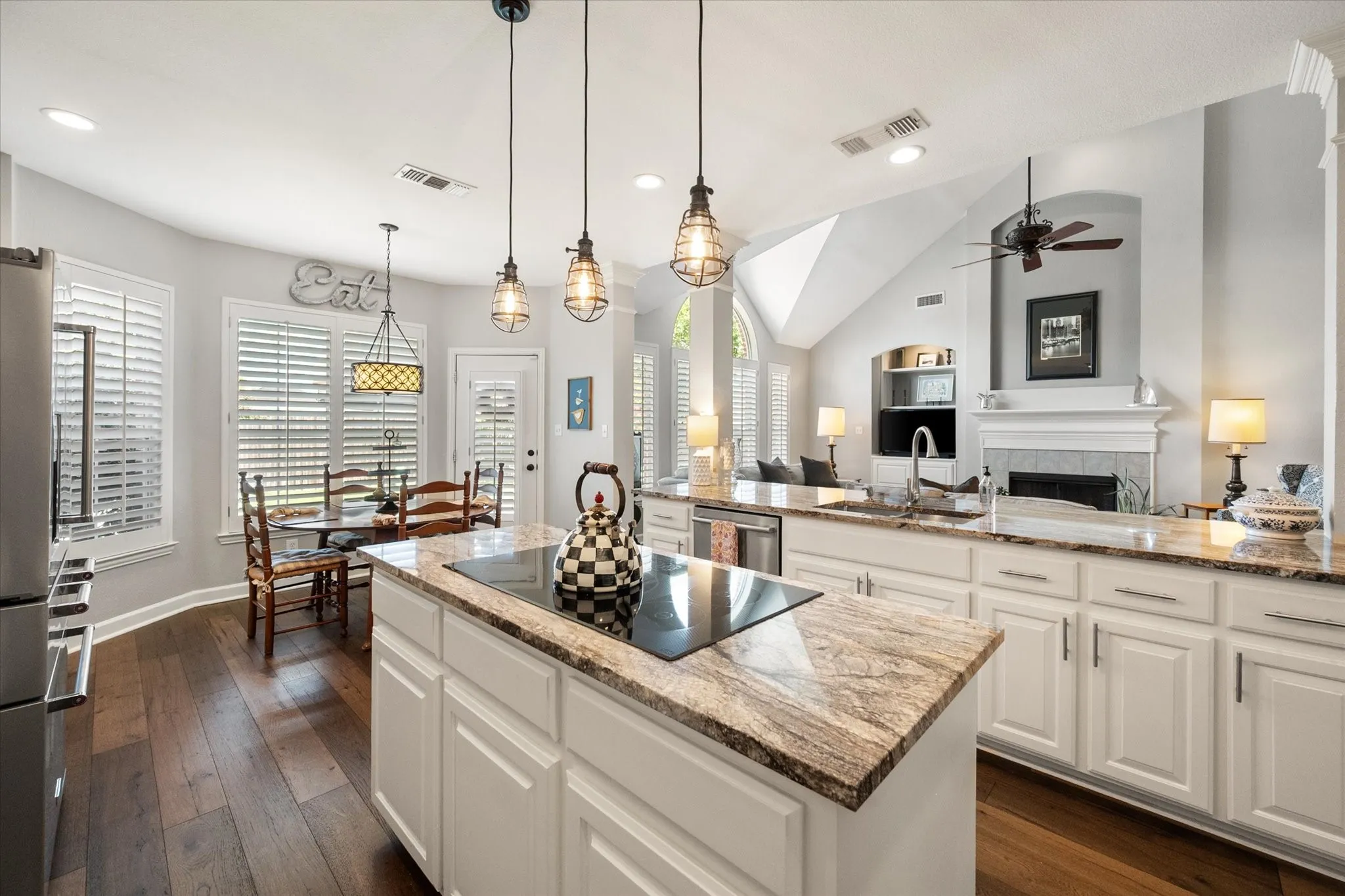Single Family Residence For Sale in Tarrant County , 1502 Mallard Circle, Mansfield, Texas 76063, 4 Bedroom, 4 Bathroom, 3 Garage spaces, 3,270 Sqft, built in 2002, mls#21328500, Real Estate Agent in Mansfield, Homes For Sale in Tarrant county, Homes For Sale in Mansfield, Realtor in Mansfield Texas, Real Estate Brokerage Independent Realty Texas, Luminita Cordes Realtor