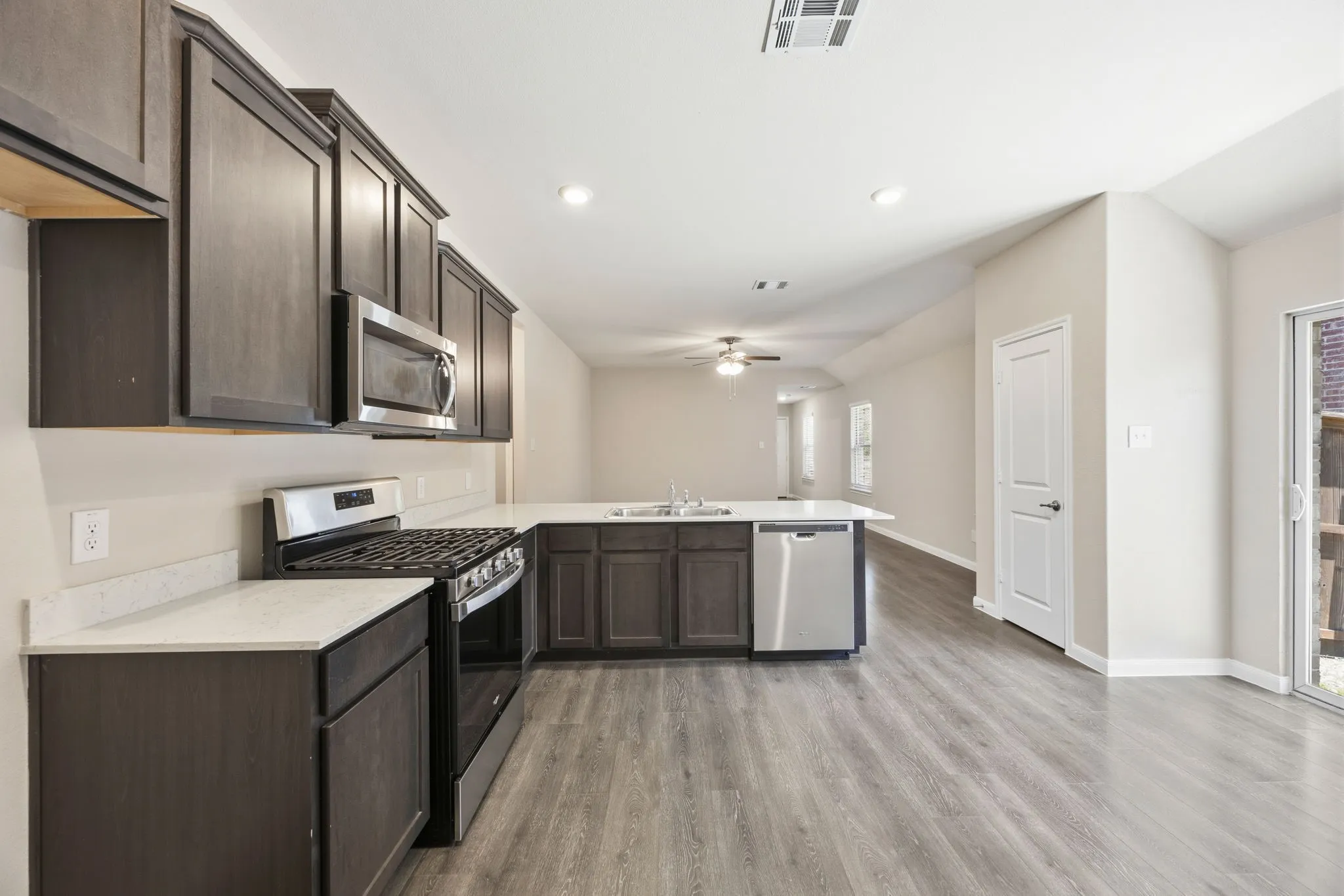 Single Family Residence For Sale in Grayson County , 3921 Oak Creek Circle, Denison, Texas 75020, 3 Bedroom, 2 Bathroom, 2 Garage spaces, 1,517 Sqft, built in 2022, mls#21325523, Real Estate Agent in Denison, Homes For Sale in Grayson county, Homes For Sale in Denison, Realtor in Denison Texas, Real Estate Brokerage Independent Realty Texas, Luminita Cordes Realtor