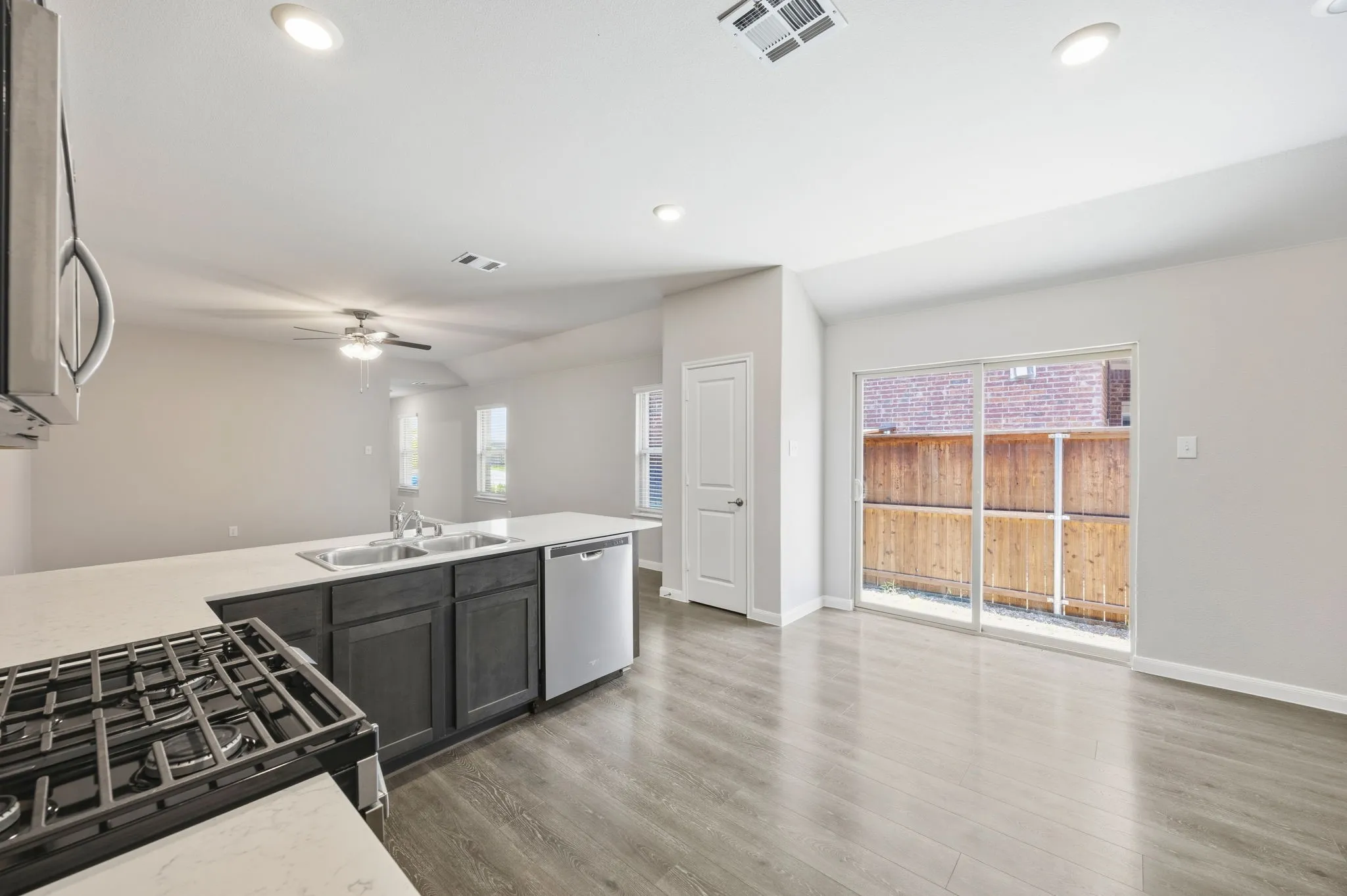 Single Family Residence For Sale in Grayson County , 3921 Oak Creek Circle, Denison, Texas 75020, 3 Bedroom, 2 Bathroom, 2 Garage spaces, 1,517 Sqft, built in 2022, mls#21325523, Real Estate Agent in Denison, Homes For Sale in Grayson county, Homes For Sale in Denison, Realtor in Denison Texas, Real Estate Brokerage Independent Realty Texas, Luminita Cordes Realtor