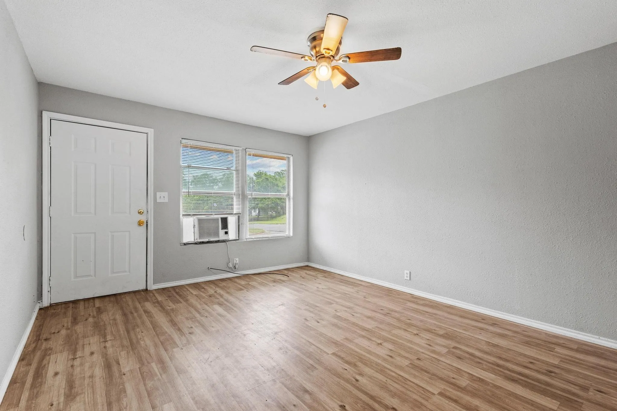 Duplex For Rent in Grayson County , 701 W Hull Street 101-2, Denison, Texas 75020, 2 Bedrooms, 1 Bathroom, Garage spaces, 637 Sqft, built in 1956, Price $1,000, mls#21328886, Real Estate Agent in Denison, Homes For Rent in Grayson county, Homes For Rent in Denison, Realtor in Denison Texas, Real Estate Brokerage Independent Realty Texas, Luminita Cordes Realtor