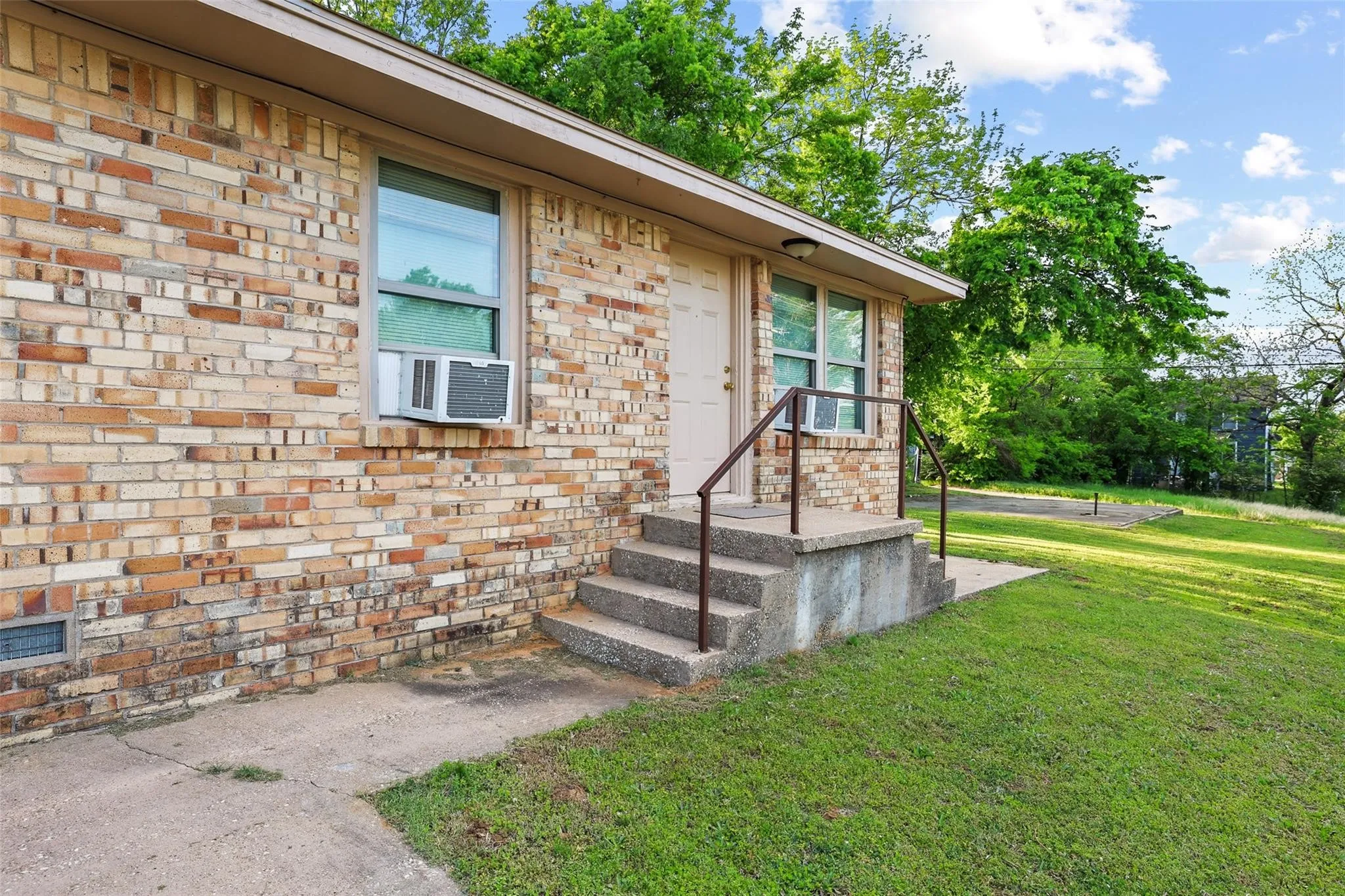 Duplex For Rent in Grayson County , 701 W Hull Street 101-2, Denison, Texas 75020, 2 Bedrooms, 1 Bathroom, Garage spaces, 637 Sqft, built in 1956, Price $1,000, mls#21328886, Real Estate Agent in Denison, Homes For Rent in Grayson county, Homes For Rent in Denison, Realtor in Denison Texas, Real Estate Brokerage Independent Realty Texas, Luminita Cordes Realtor