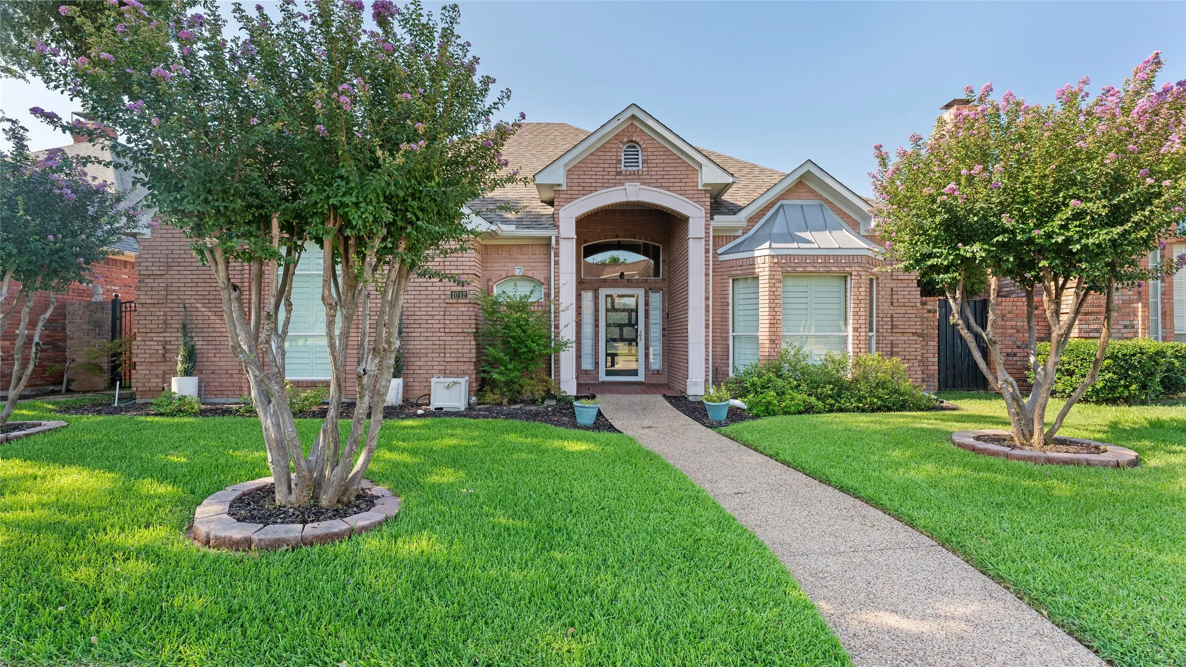 Single Family Residence For Sale in Dallas County , 1012 Murl Drive, Irving, Texas 75062, 3 Bedroom, 2 Bathroom, 2 Garage spaces, 2,241 Sqft, built in 1988, mls#21325776, Real Estate Agent in Irving, Homes For Sale in Dallas county, Homes For Sale in Irving, Realtor in Irving Texas, Real Estate Brokerage Independent Realty Texas, Luminita Cordes Realtor