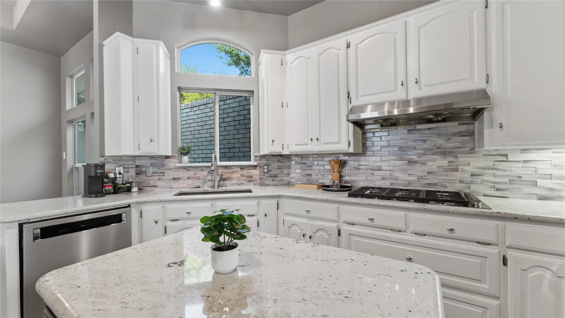 Single Family Residence For Sale in Dallas County , 1012 Murl Drive, Irving, Texas 75062, 3 Bedroom, 2 Bathroom, 2 Garage spaces, 2,241 Sqft, built in 1988, mls#21325776, Real Estate Agent in Irving, Homes For Sale in Dallas county, Homes For Sale in Irving, Realtor in Irving Texas, Real Estate Brokerage Independent Realty Texas, Luminita Cordes Realtor