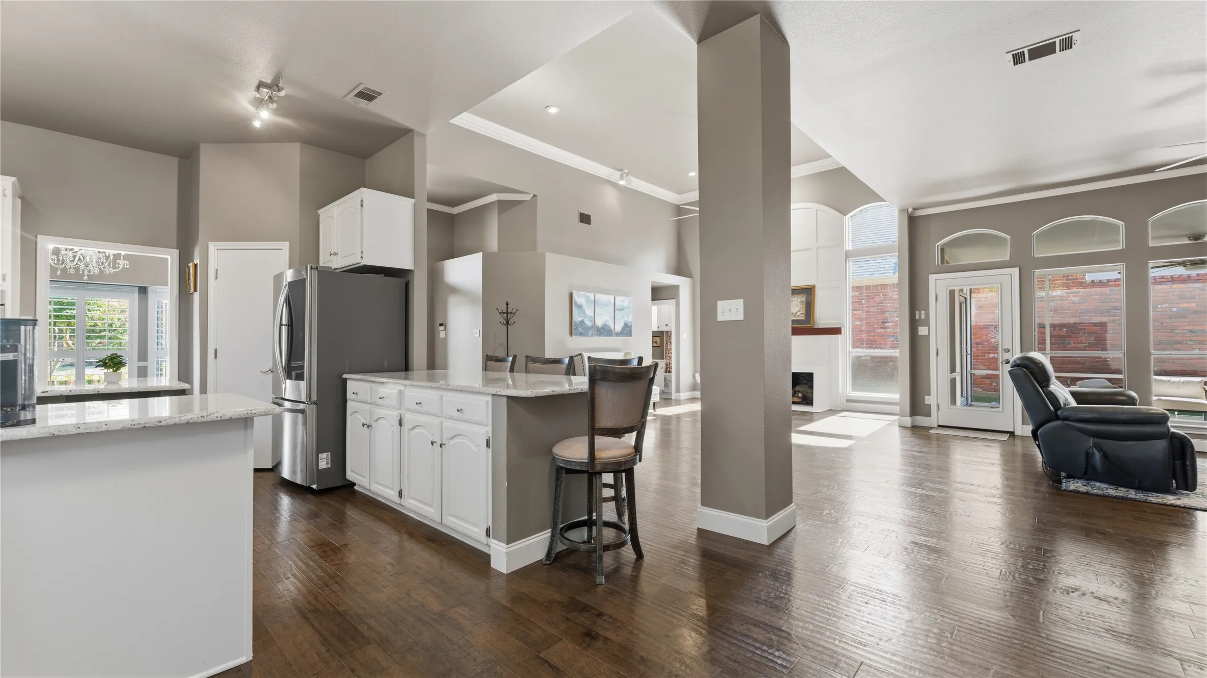 Single Family Residence For Sale in Dallas County , 1012 Murl Drive, Irving, Texas 75062, 3 Bedroom, 2 Bathroom, 2 Garage spaces, 2,241 Sqft, built in 1988, mls#21325776, Real Estate Agent in Irving, Homes For Sale in Dallas county, Homes For Sale in Irving, Realtor in Irving Texas, Real Estate Brokerage Independent Realty Texas, Luminita Cordes Realtor