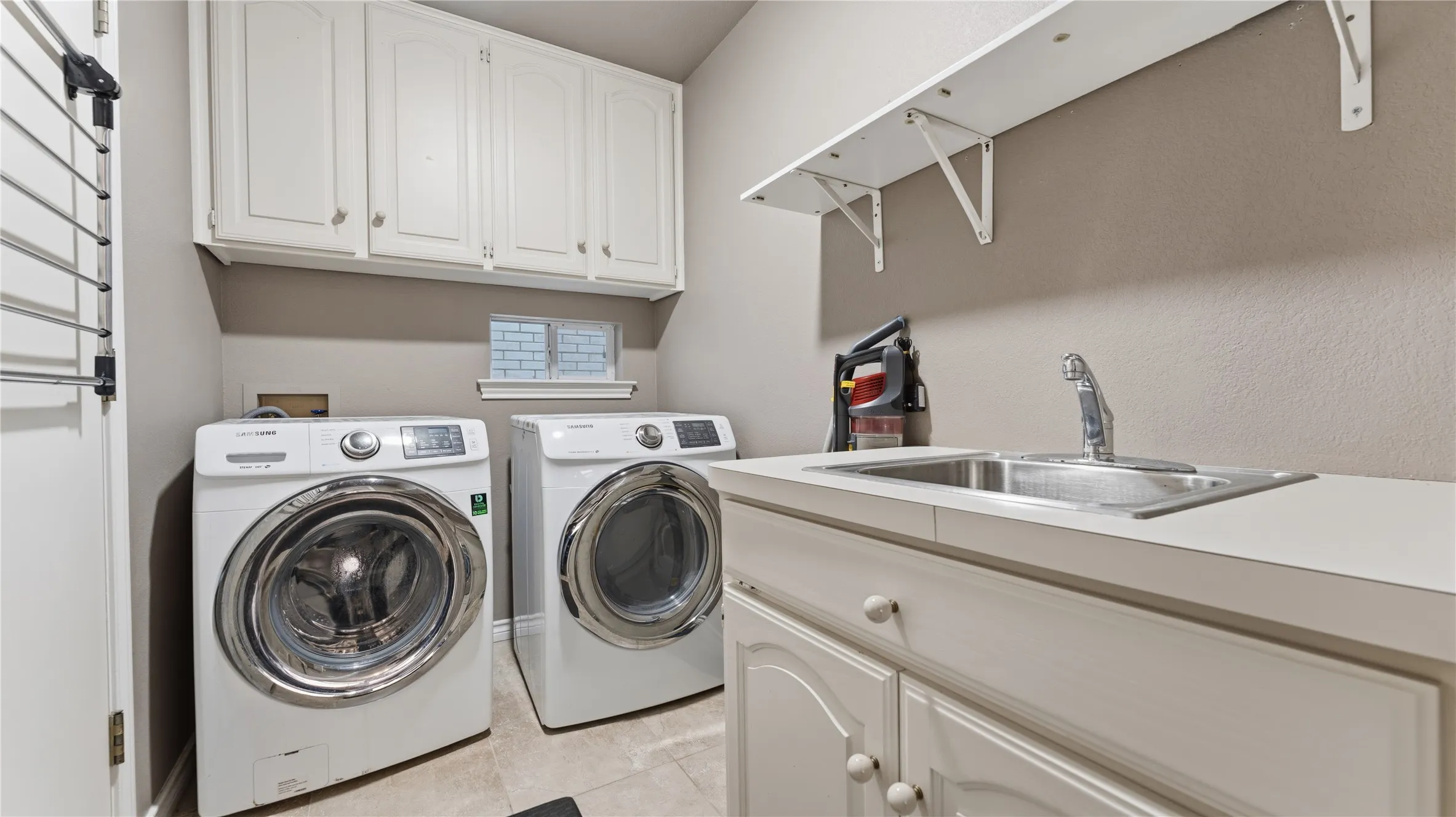 Single Family Residence For Sale in Dallas County , 1012 Murl Drive, Irving, Texas 75062, 3 Bedroom, 2 Bathroom, 2 Garage spaces, 2,241 Sqft, built in 1988, mls#21325776, Real Estate Agent in Irving, Homes For Sale in Dallas county, Homes For Sale in Irving, Realtor in Irving Texas, Real Estate Brokerage Independent Realty Texas, Luminita Cordes Realtor