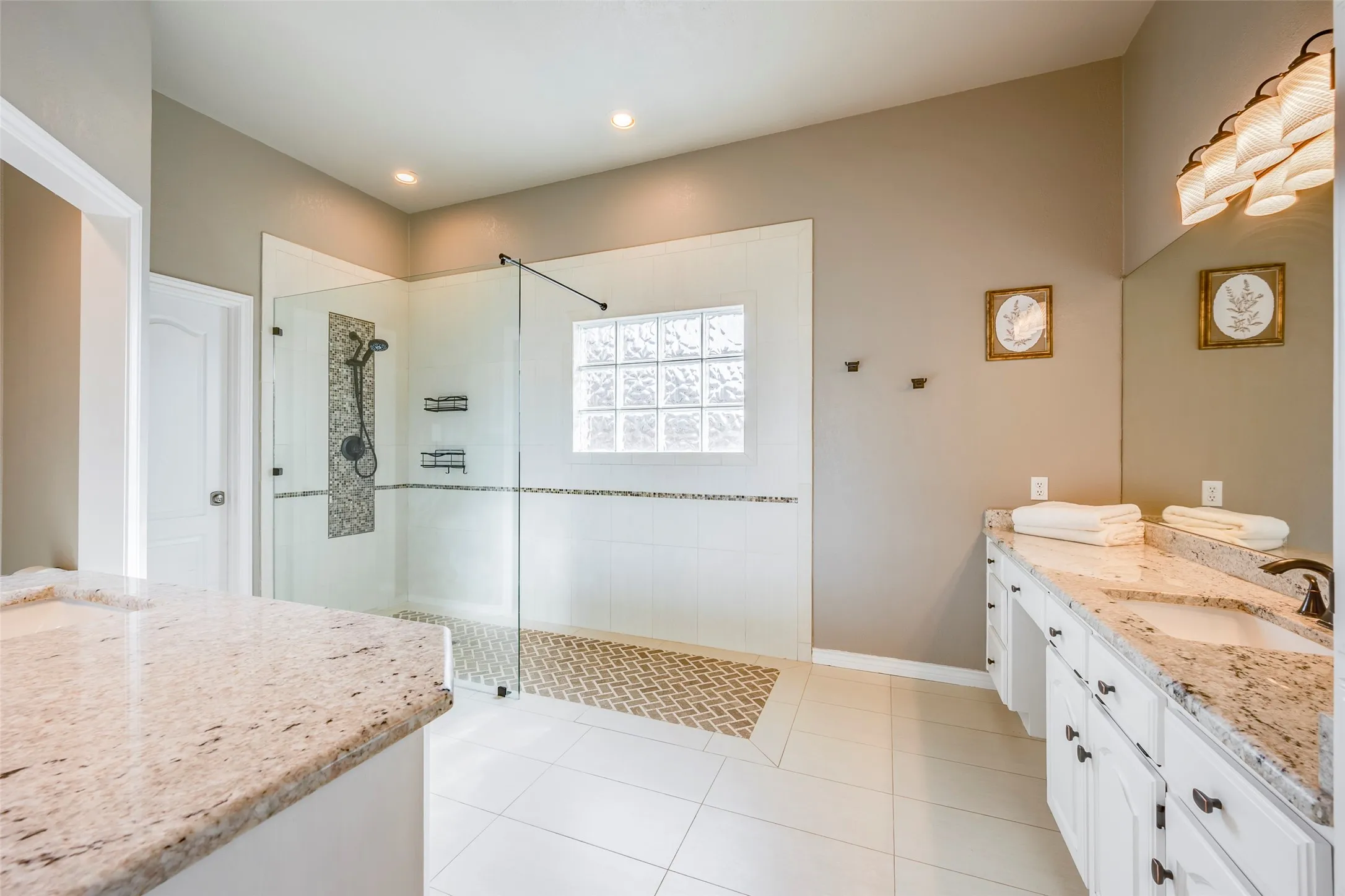 Single Family Residence For Sale in Dallas County , 1012 Murl Drive, Irving, Texas 75062, 3 Bedroom, 2 Bathroom, 2 Garage spaces, 2,241 Sqft, built in 1988, mls#21325776, Real Estate Agent in Irving, Homes For Sale in Dallas county, Homes For Sale in Irving, Realtor in Irving Texas, Real Estate Brokerage Independent Realty Texas, Luminita Cordes Realtor