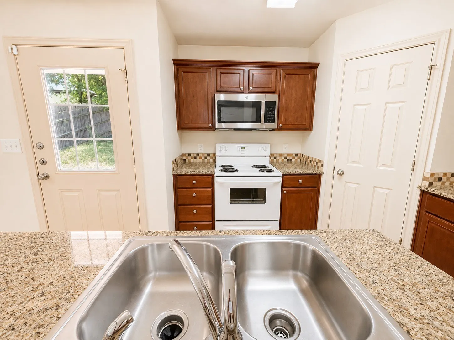 Duplex For Rent in Collin County , 907 Parkplace Ridge, Princeton, Texas 75407, 3 Bedroom, 3 Bathroom, 1 Garage spaces, 1,627 Sqft, built in 2012, mls#21328973, Real Estate Agent in Princeton, Homes For Rent in Collin county, Homes For Rent in Princeton, Realtor in Princeton Texas, Real Estate Brokerage Independent Realty Texas, Luminita Cordes Realtor