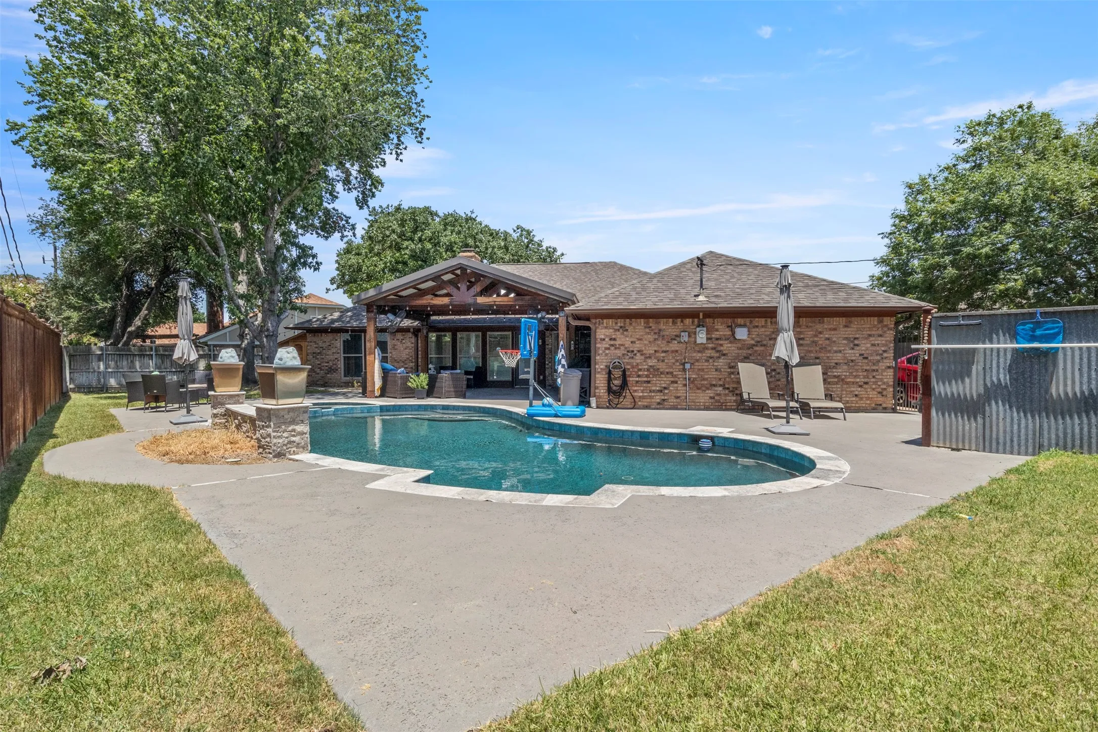 Single Family Residence For Sale in Tarrant County , 4812 Arabian Court, Arlington, Texas 76017, 3 Bedroom, 2 Bathroom, 2 Garage spaces, 2,384 Sqft, built in 1980, mls#21323906, Real Estate Agent in Arlington, Homes For Sale in Tarrant county, Homes For Sale in Arlington, Realtor in Arlington Texas, Real Estate Brokerage Independent Realty Texas, Luminita Cordes Realtor