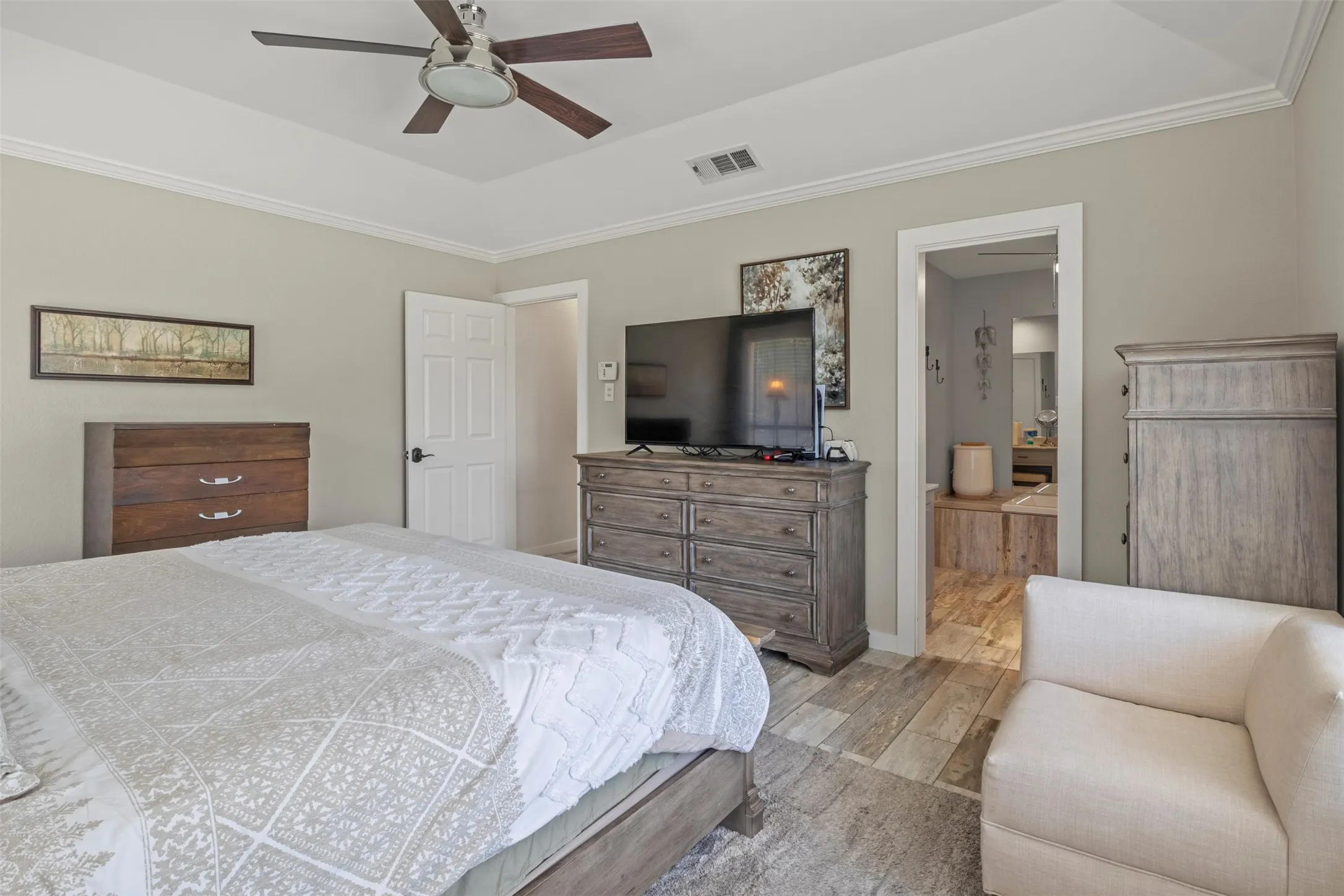 Single Family Residence For Sale in Tarrant County , 4812 Arabian Court, Arlington, Texas 76017, 3 Bedroom, 2 Bathroom, 2 Garage spaces, 2,384 Sqft, built in 1980, mls#21323906, Real Estate Agent in Arlington, Homes For Sale in Tarrant county, Homes For Sale in Arlington, Realtor in Arlington Texas, Real Estate Brokerage Independent Realty Texas, Luminita Cordes Realtor
